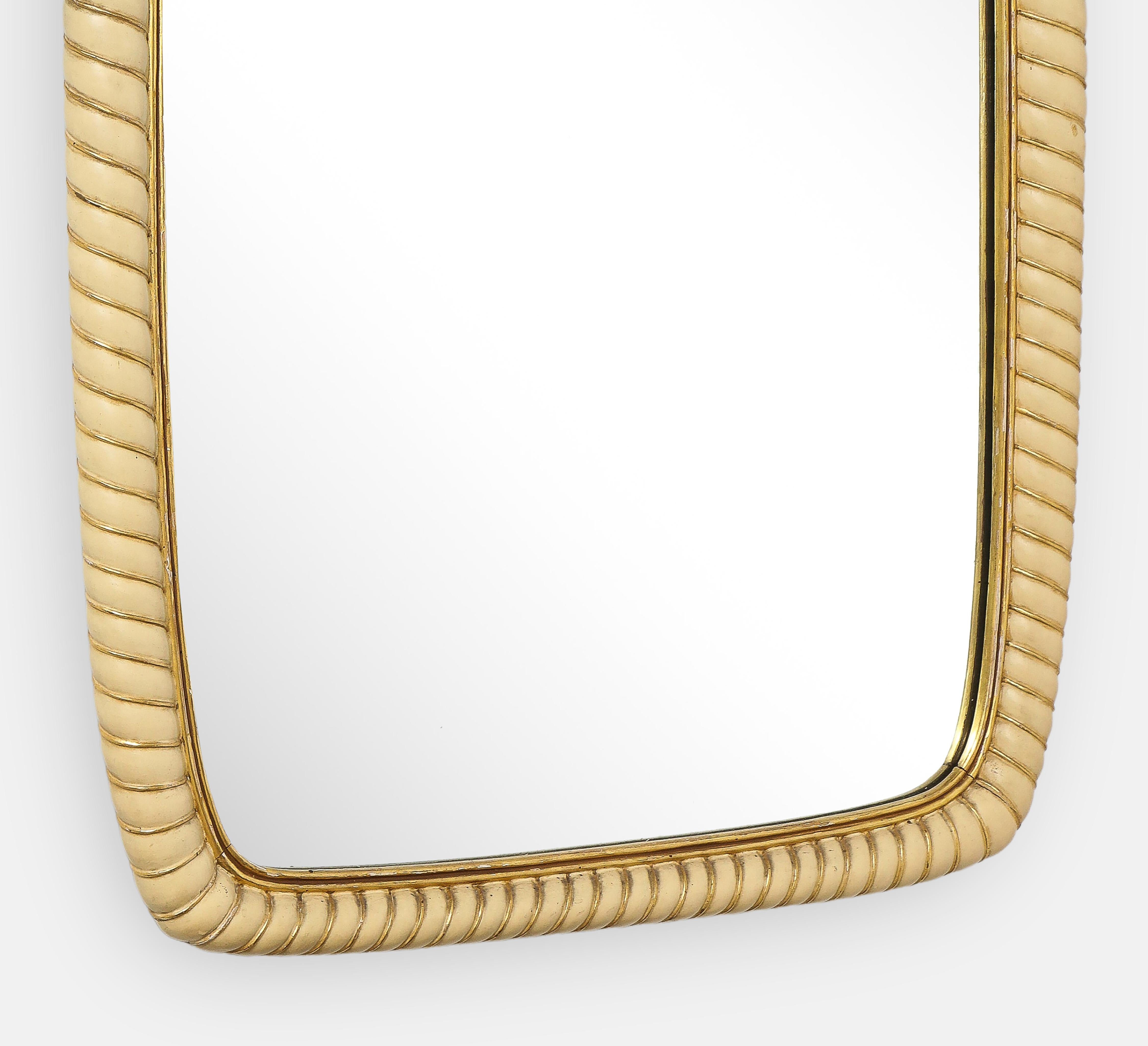 Milieu du XXe siècle Osvaldo Borsani, grand miroir rare en bois peint en ivoire et doré, Italie, années 1940 en vente