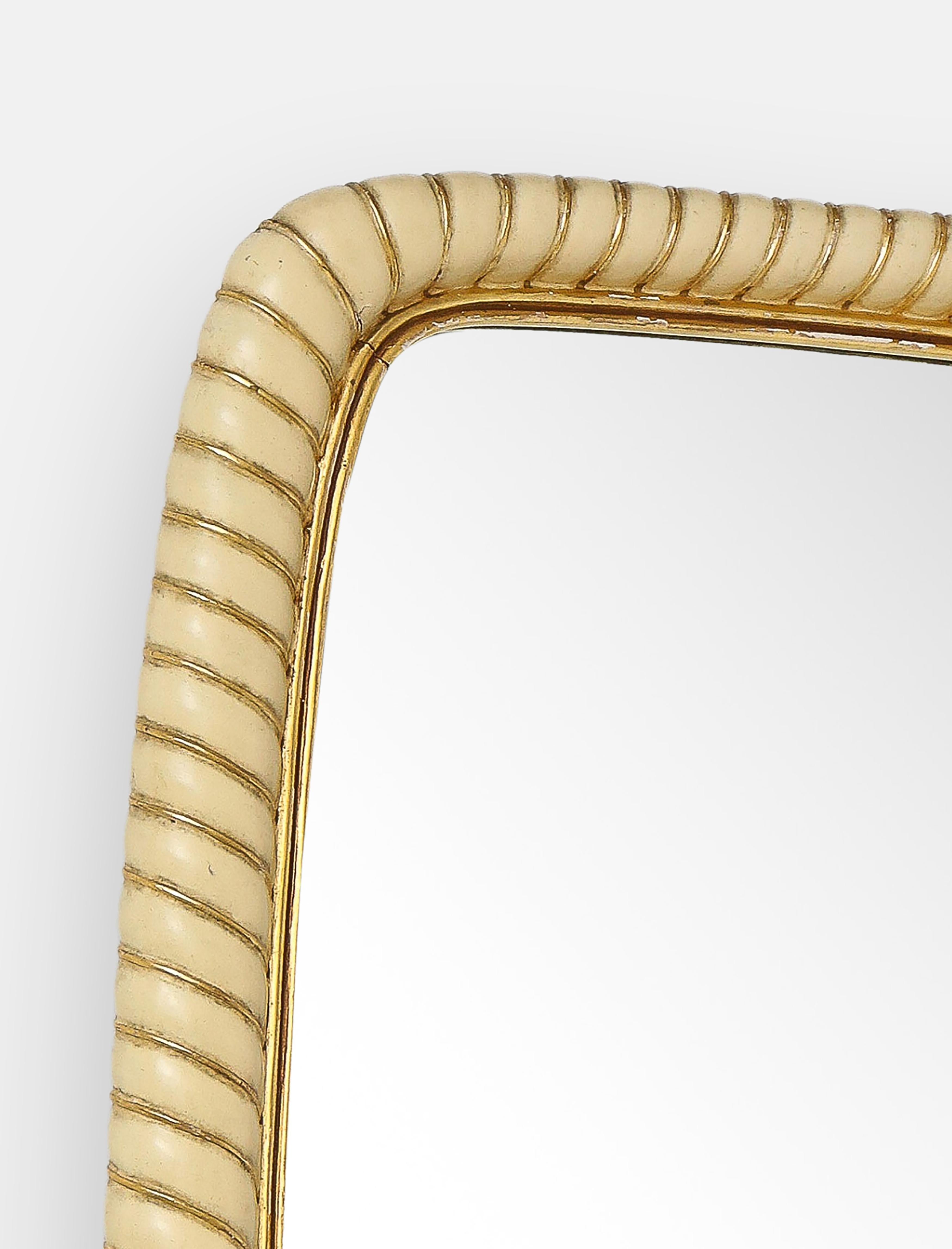 Miroir Osvaldo Borsani, grand miroir rare en bois peint en ivoire et doré, Italie, années 1940 en vente