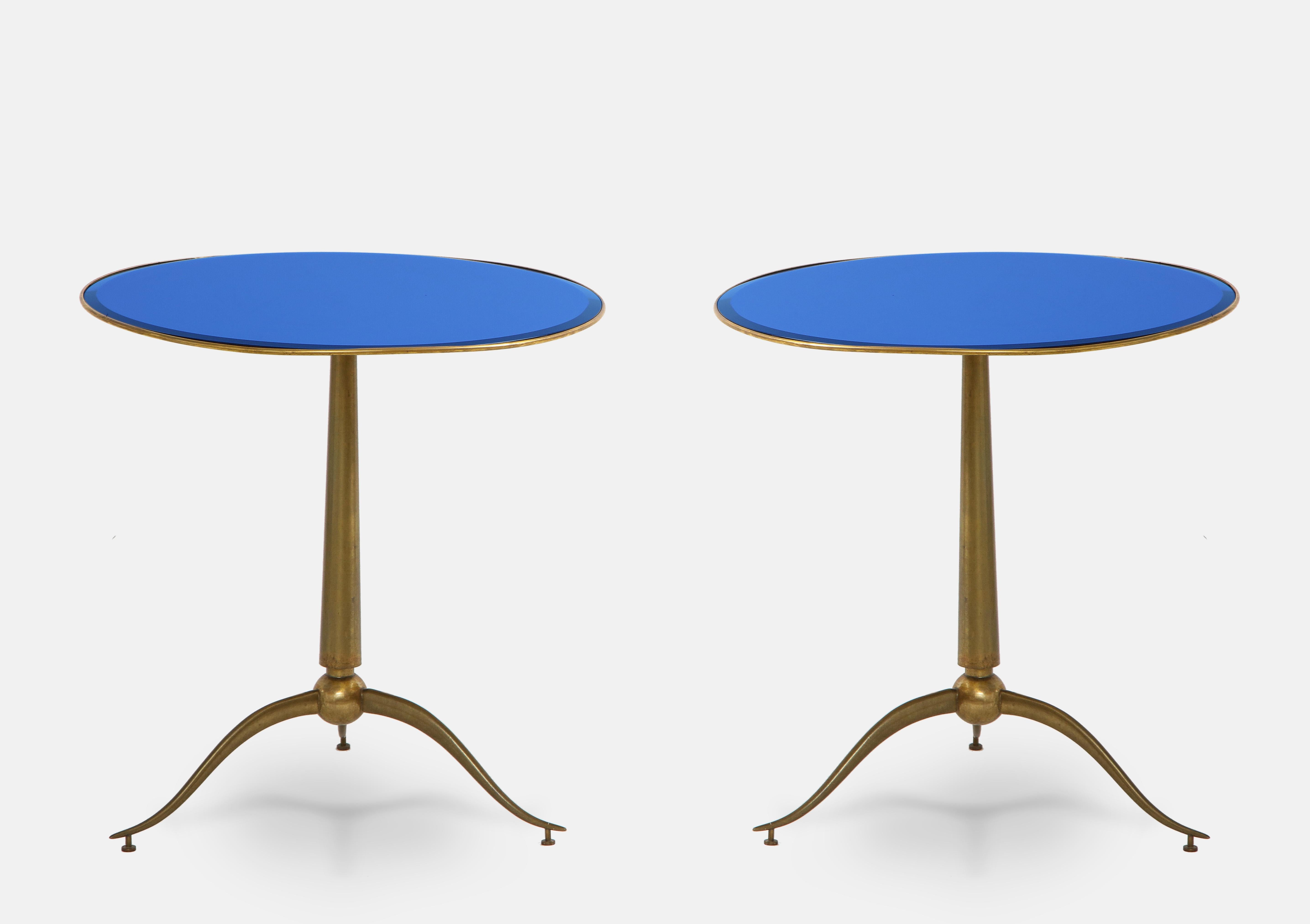 Rare pair of stunning round side tables with brass top and inset beveled blue glass on elegant brass tripod base, designed by Osvaldo Borsani and manufactured by Arredamenti Borsani Varedo, Milan, 1950s. Beautifully elegant lines and proportions in