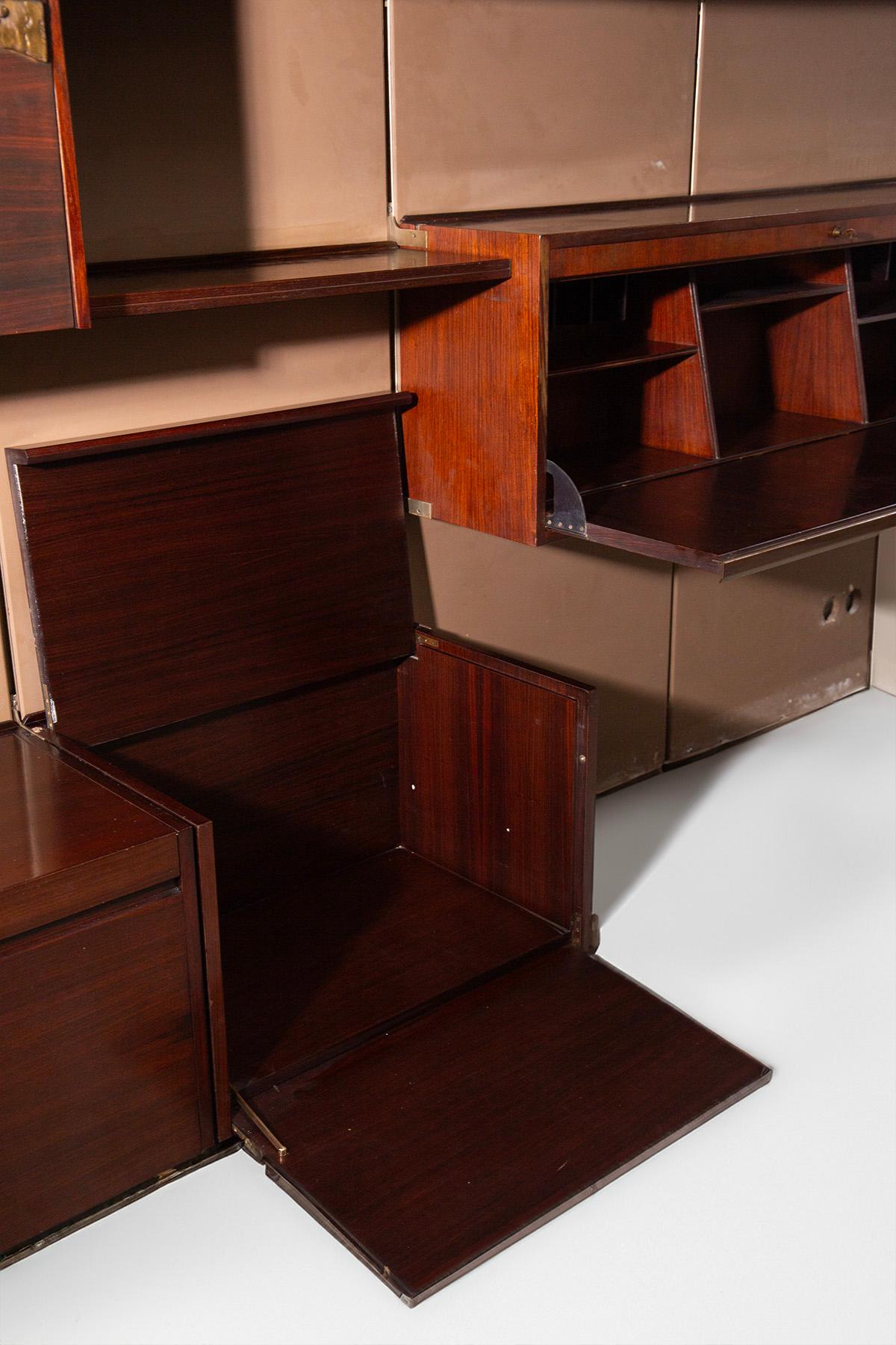 Osvaldo Borsani Rare Wall Bookcase with Pomodoro Artwork in vendita 4