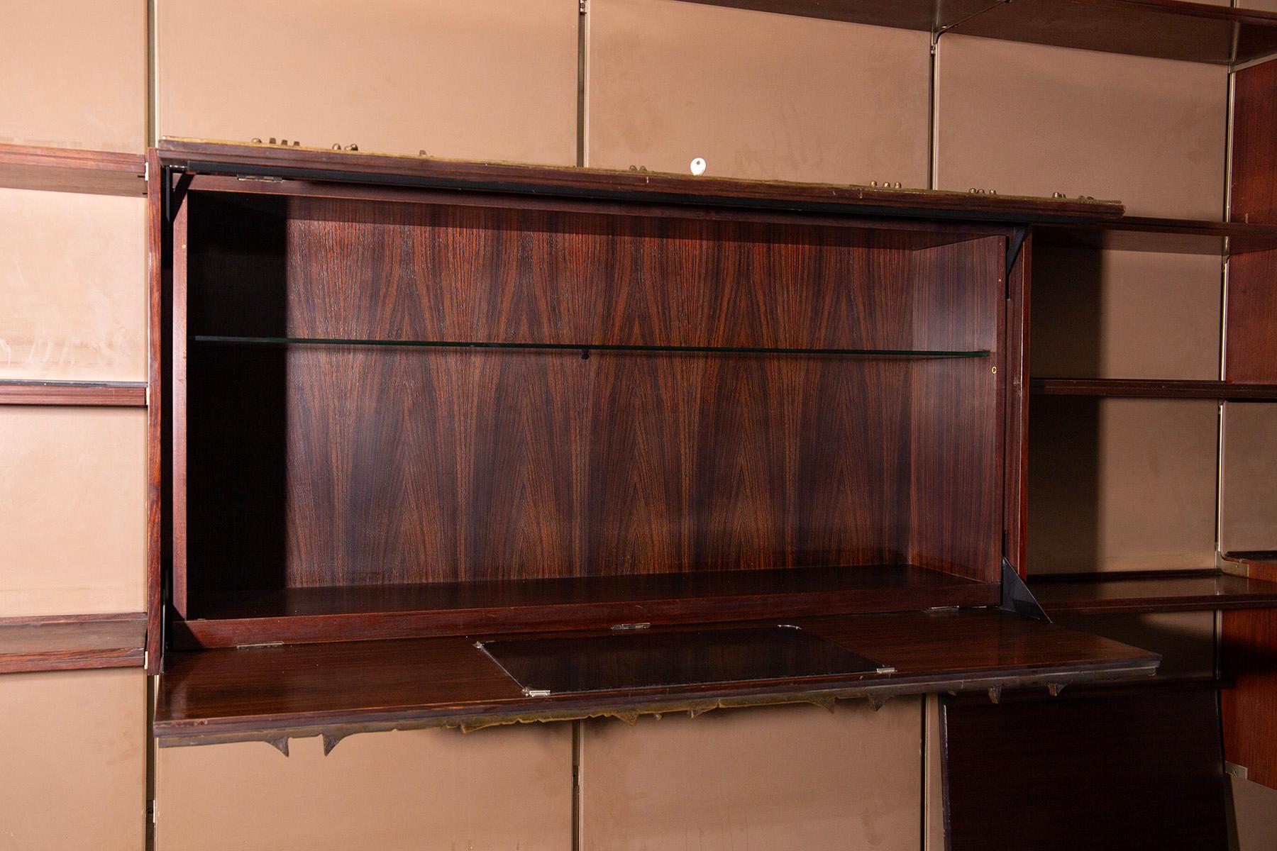 Osvaldo Borsani Rare Wall Bookcase with Pomodoro Artwork In condizioni buone in vendita a Milano, IT