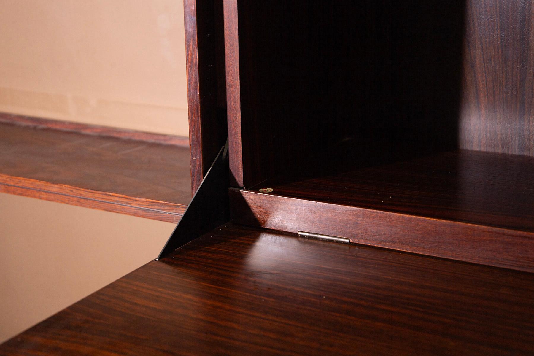 Osvaldo Borsani Rare Wall Bookcase with Pomodoro Artwork in vendita 1