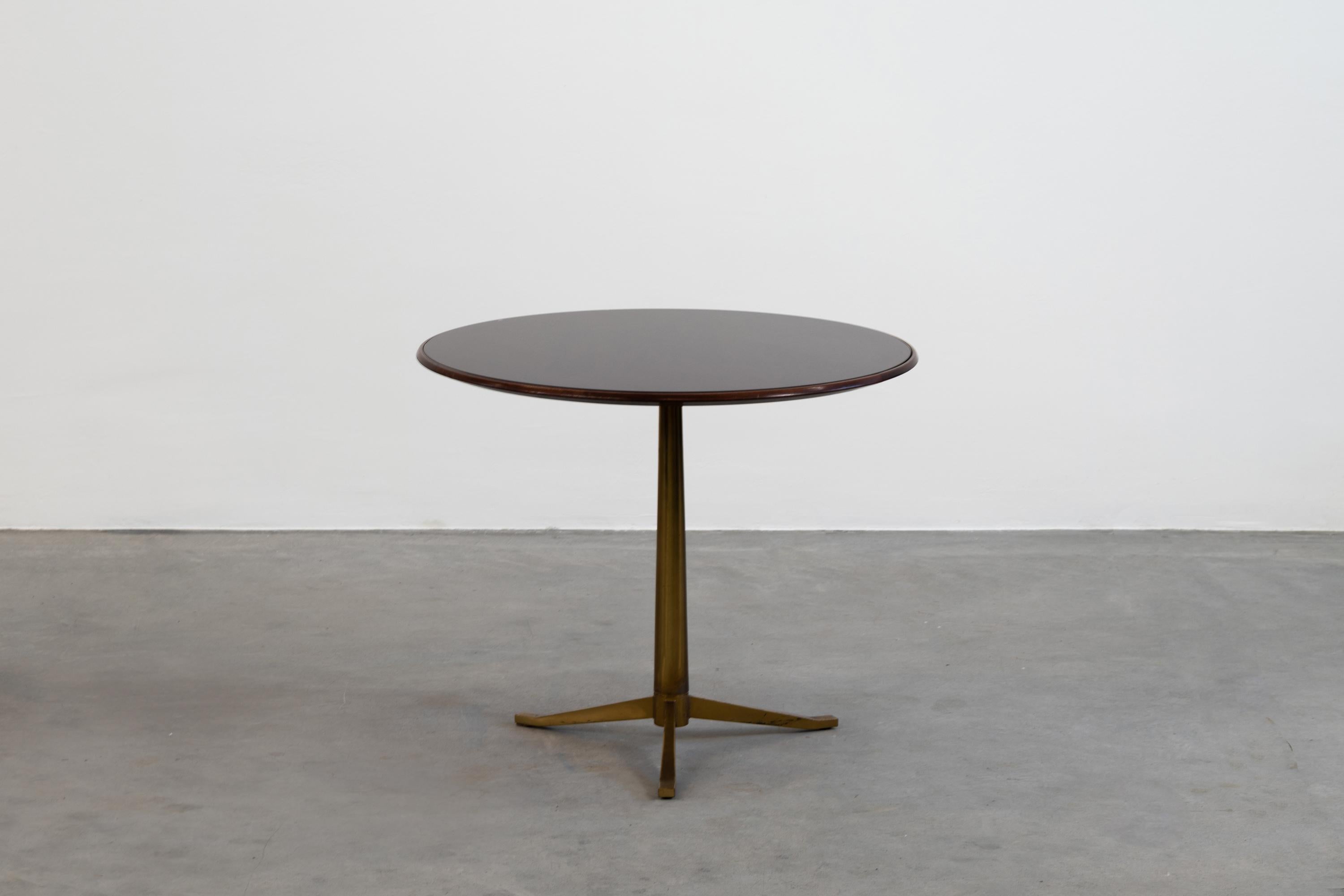 Ein runder Couchtisch aus Walnussholz, farbig geschliffenem Kristall auf der Platte und Messingbeinen. Entworfen von Osvaldo Borsani und hergestellt vom Atelier Borsani, Varedo, in den 1960er Jahren. Dieser Couchtisch aus der Mitte des Jahrhunderts