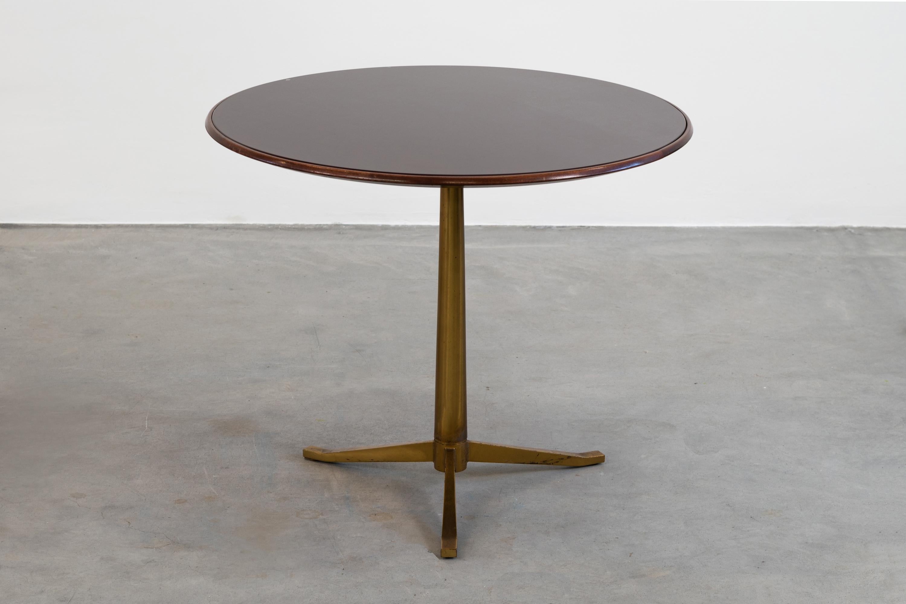 Osvaldo Borsani, runder Couchtisch aus Nussbaum und Kristall Borsani Varedo, 1960er Jahre (Moderne der Mitte des Jahrhunderts) im Angebot