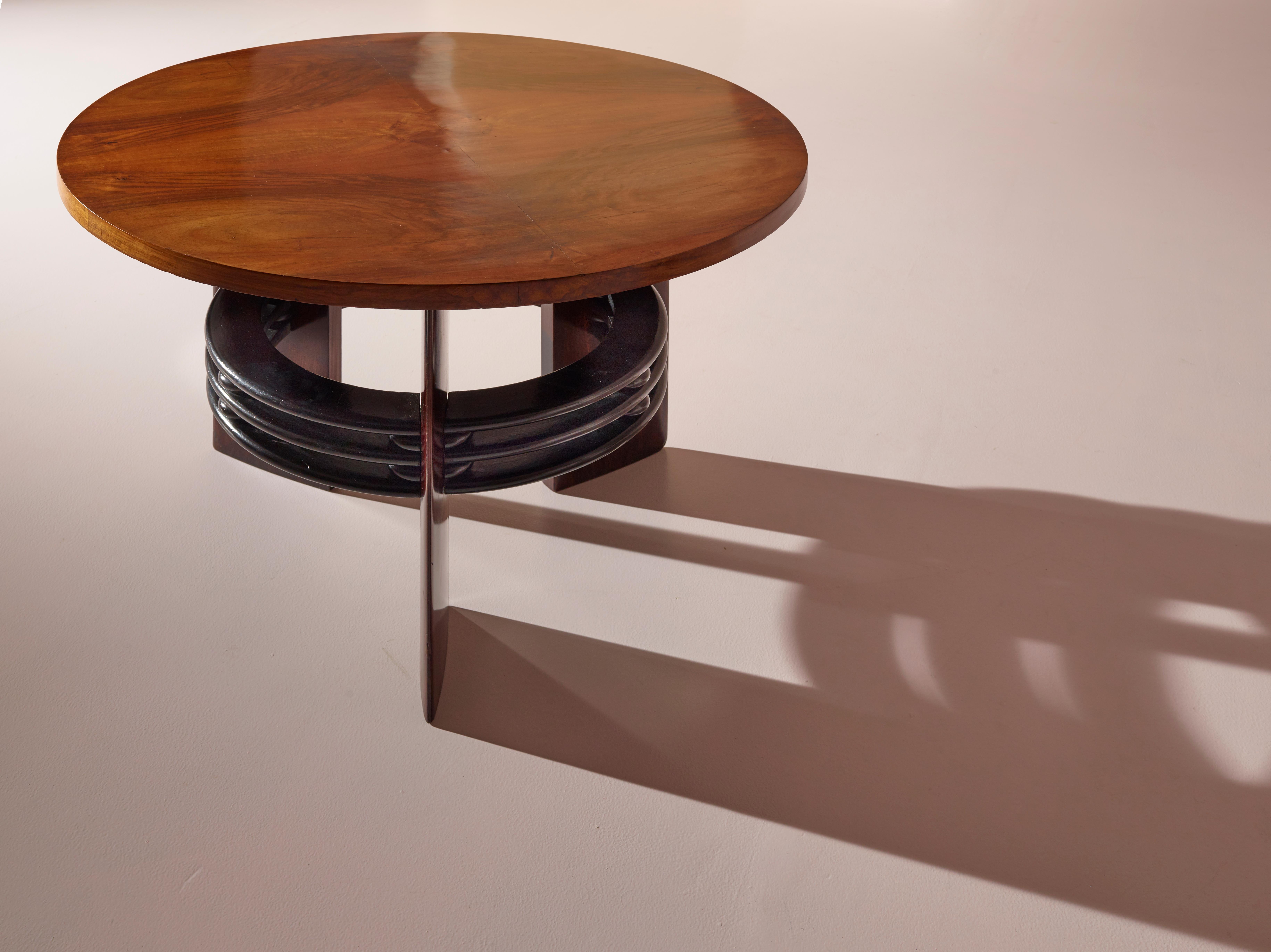An elegant and sophisticated coffee table designed by the renowned Italian designer Osvaldo Borsani and produced in the late 1930s, beginning of 1940s. 

With a diameter of 89cm and a height of 61.5cm, it is the perfect Size for a cozy living room