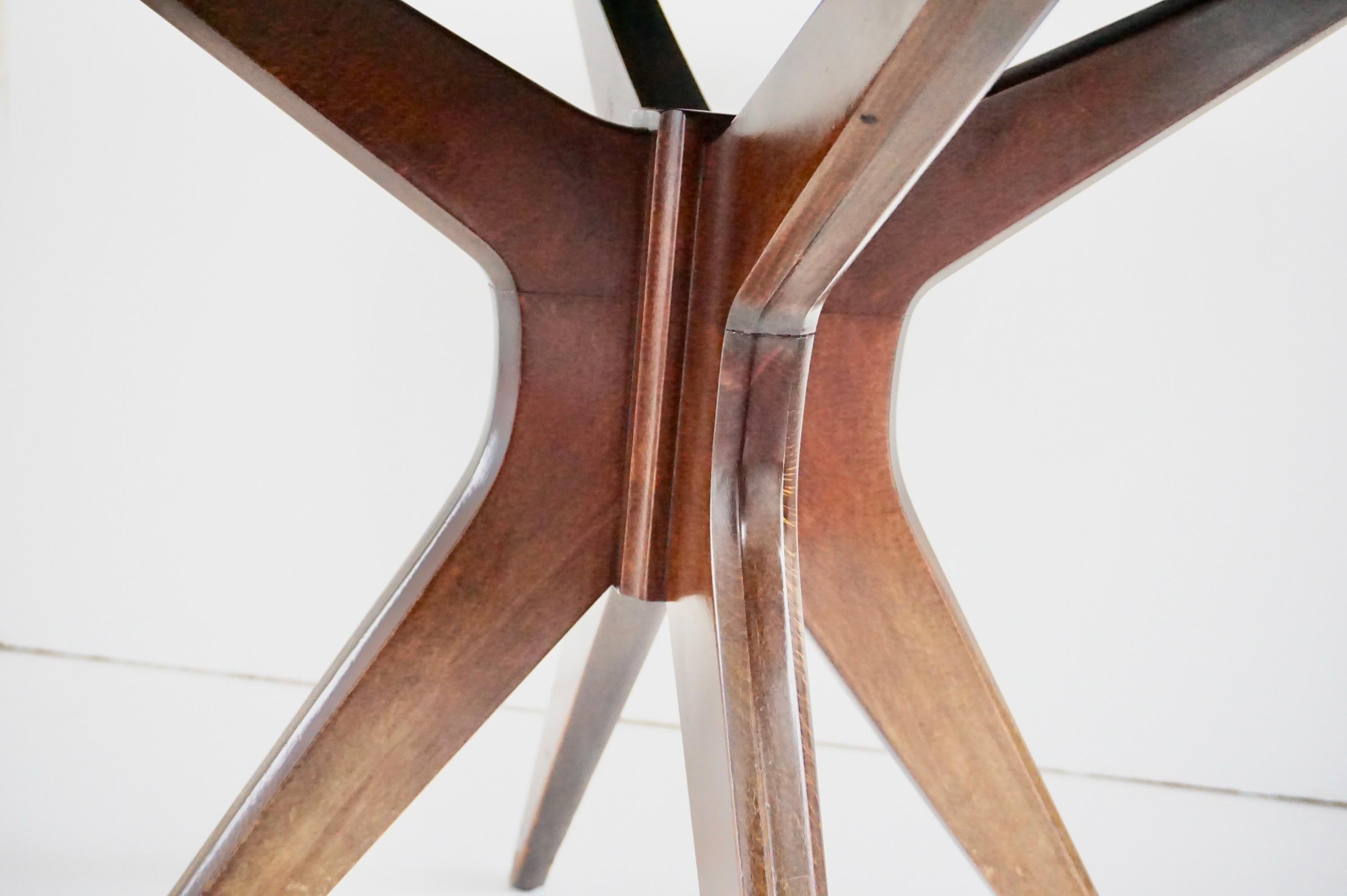 Osvaldo Borsani round dining table, walnut, four feet, circa 1951 For Sale 3