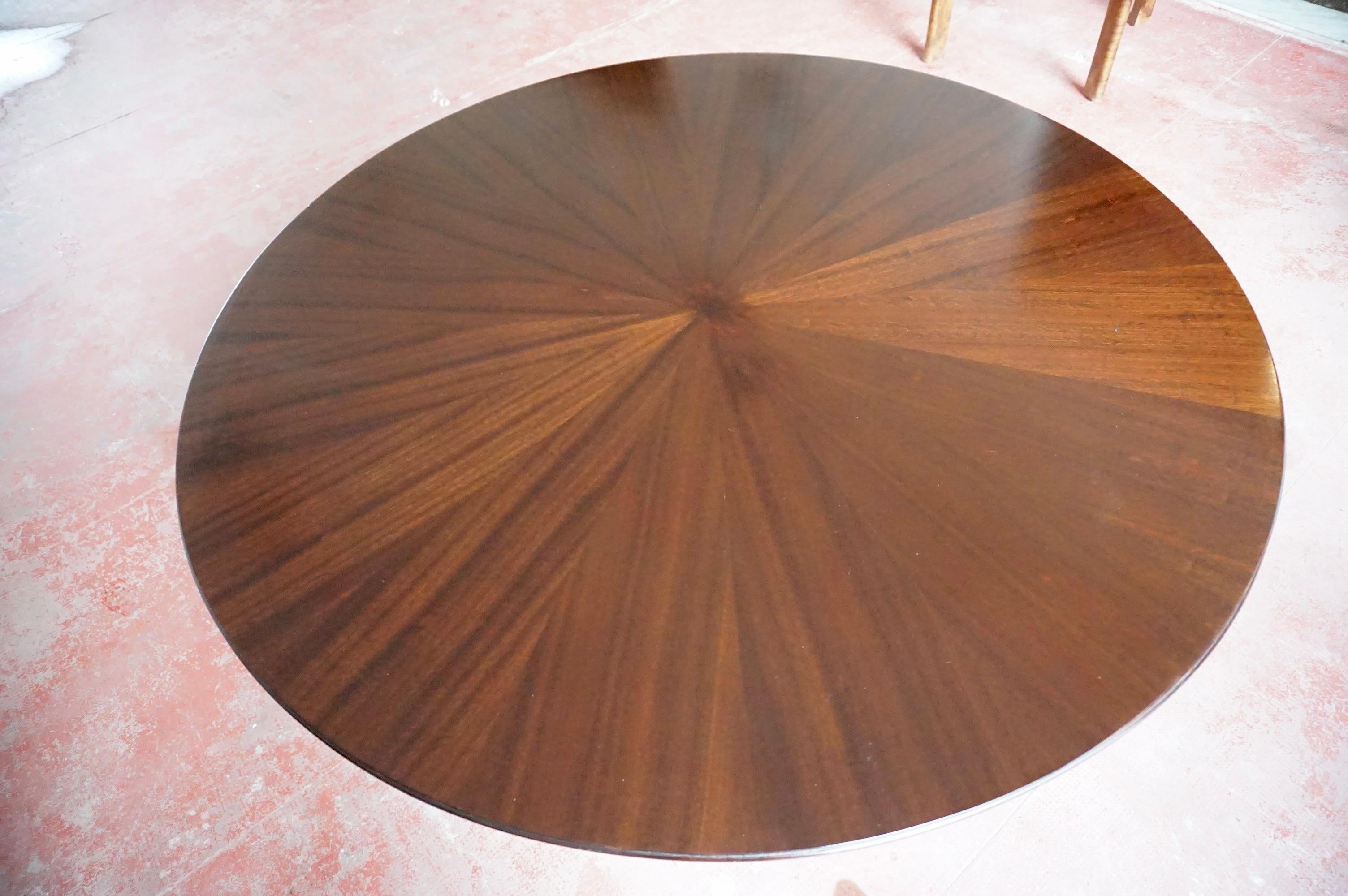 Osvaldo Borsani round dining table, walnut, four feet, circa 1951 For Sale 5