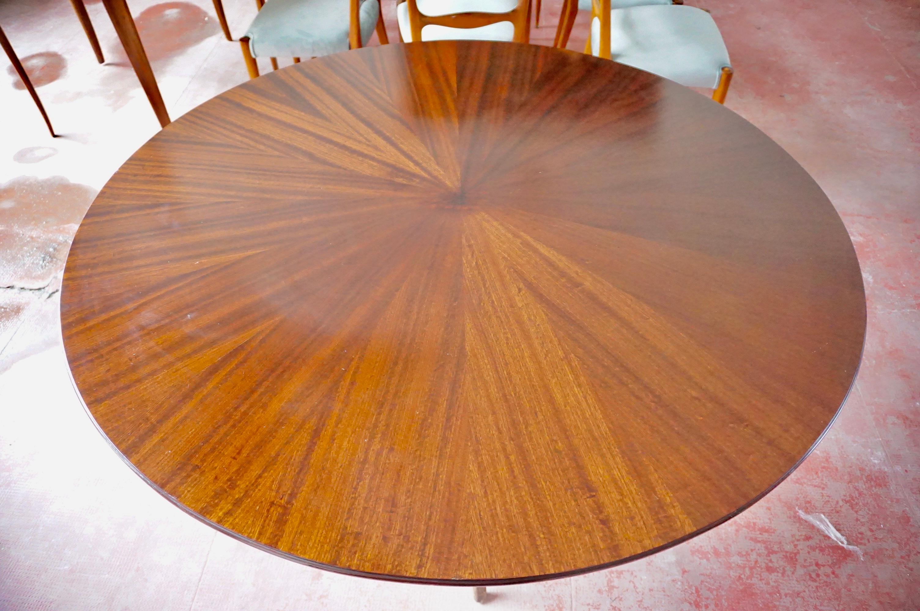 Osvaldo Borsani round dining table, walnut, four feet, circa 1951 For Sale 6