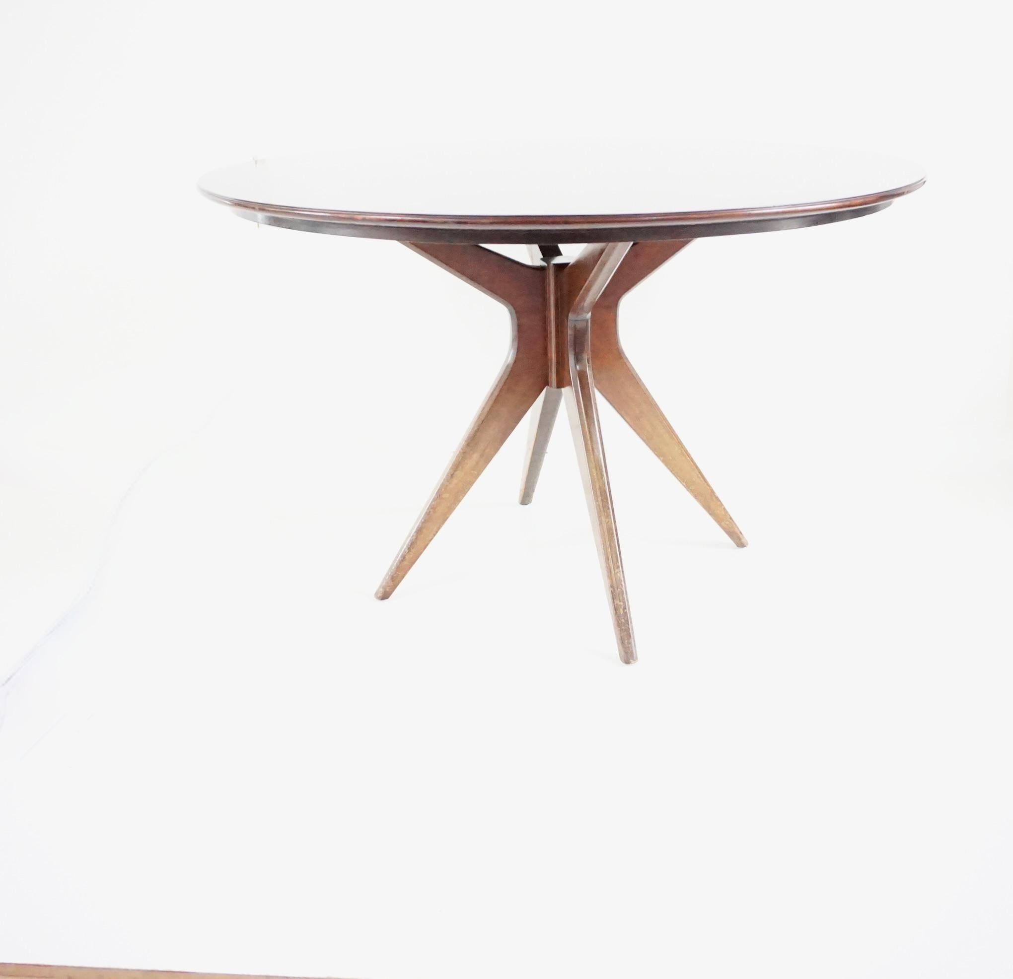 Osvaldo Borsani round dining or center table, circa 1951 
produced by Arredamento Borsani Varedo 1951 
the table is one of a series od table designed as prototype of model T40
walnut 
four feet 
Measures: dia: 120 cm height 77 cm  
very good