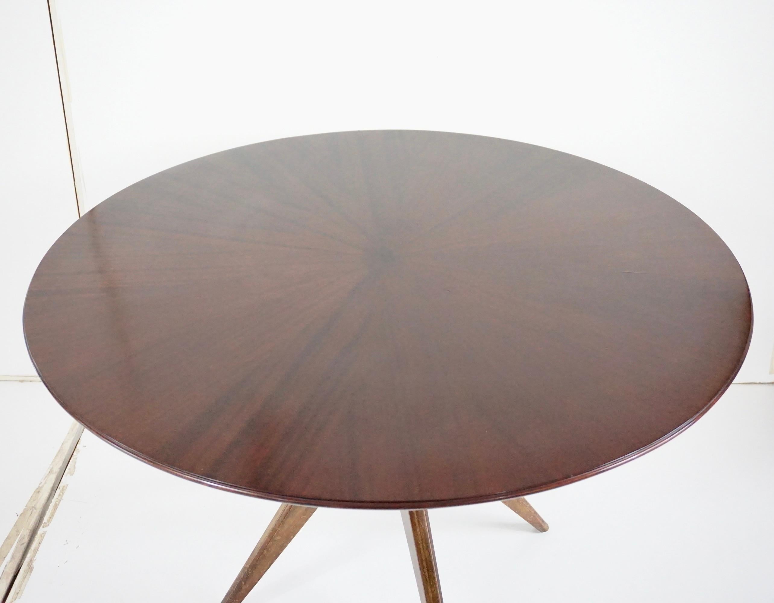 Osvaldo Borsani round dining table, walnut, four feet, circa 1951 In Good Condition For Sale In Rome, IT