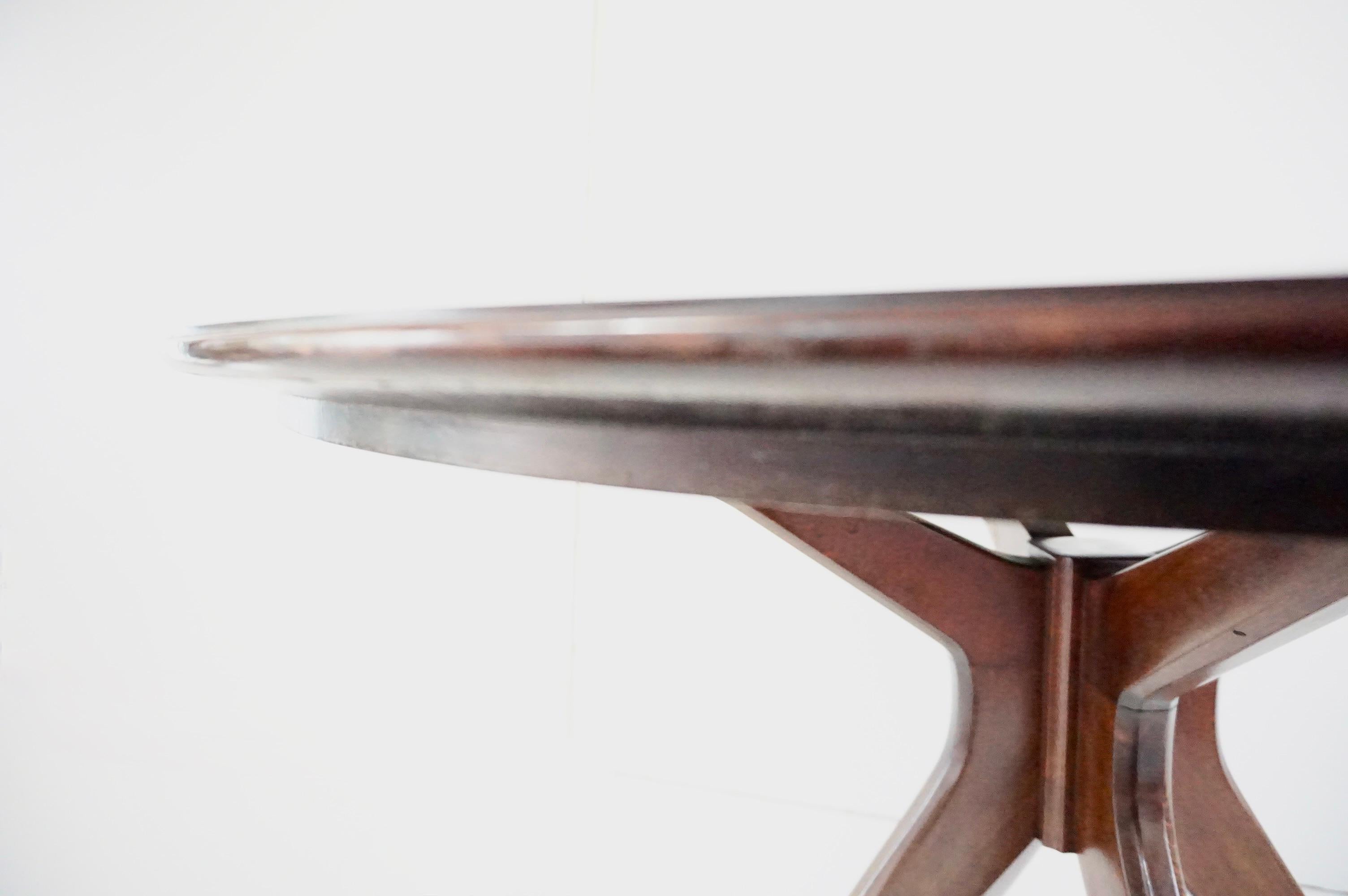 Mid-20th Century Osvaldo Borsani round dining table, walnut, four feet, circa 1951 For Sale