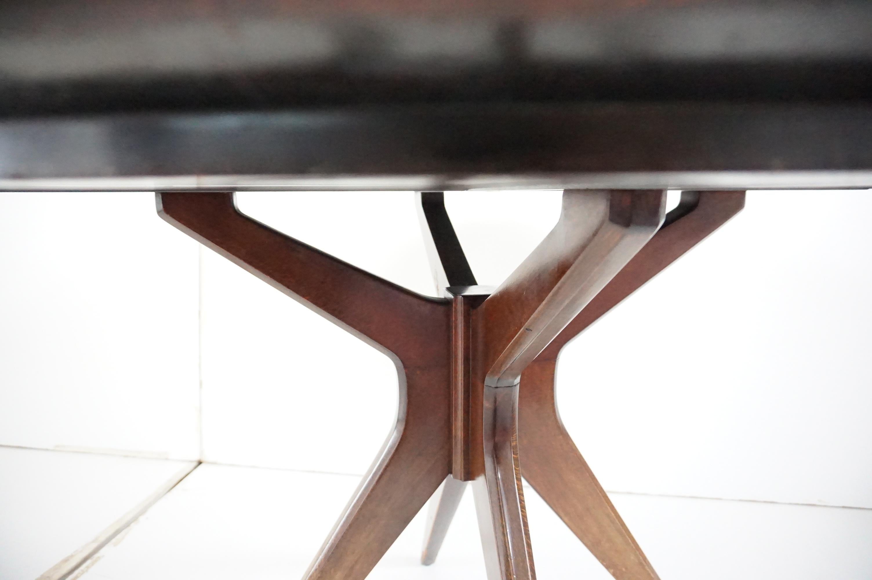 Walnut Osvaldo Borsani round dining table, walnut, four feet, circa 1951 For Sale