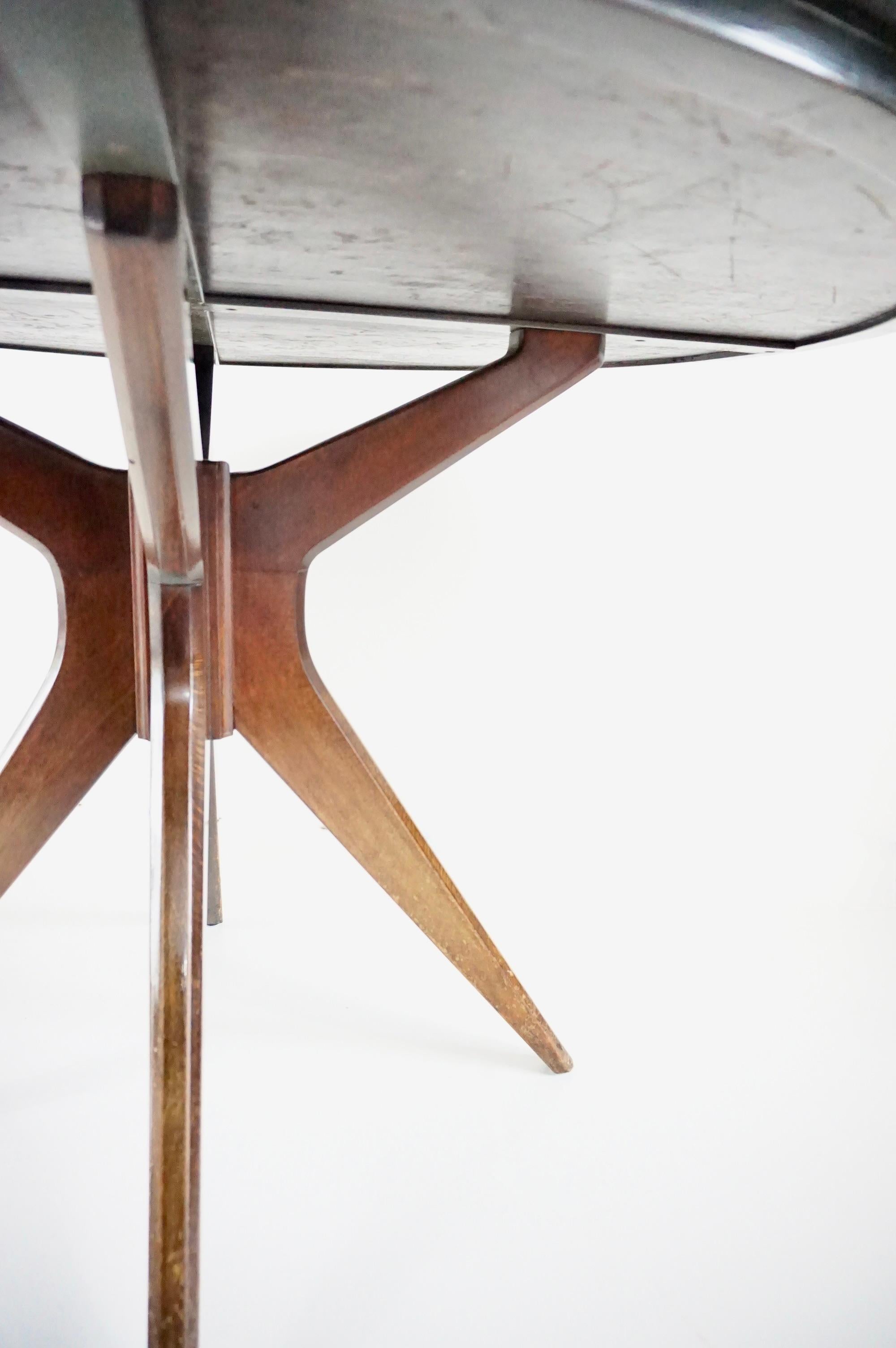 Osvaldo Borsani round dining table, walnut, four feet, circa 1951 For Sale 1