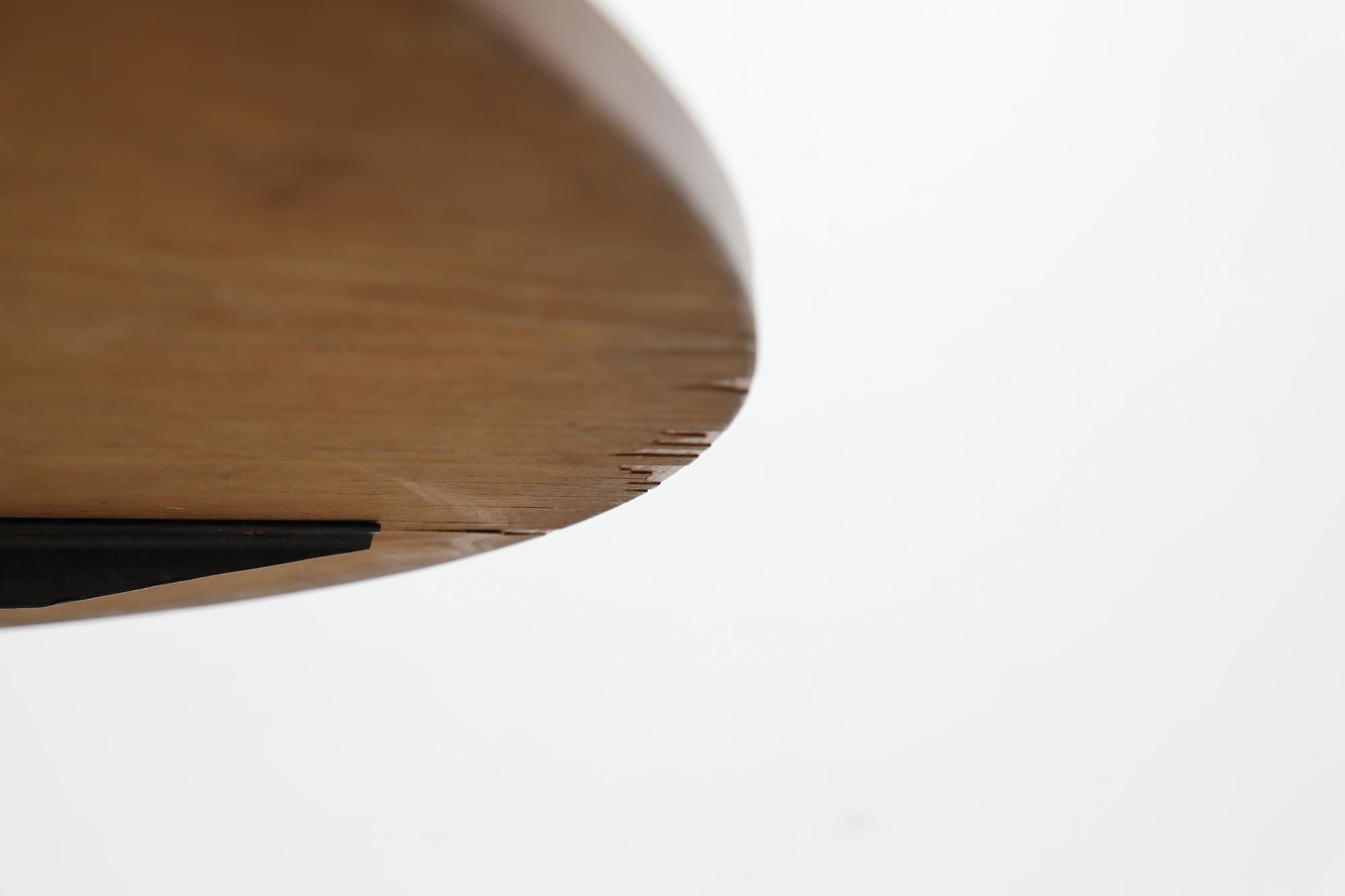 Table à piédestal rond Osvaldo Borsani, plateau en stratifié blanc, bord en teck et base noire en vente 3