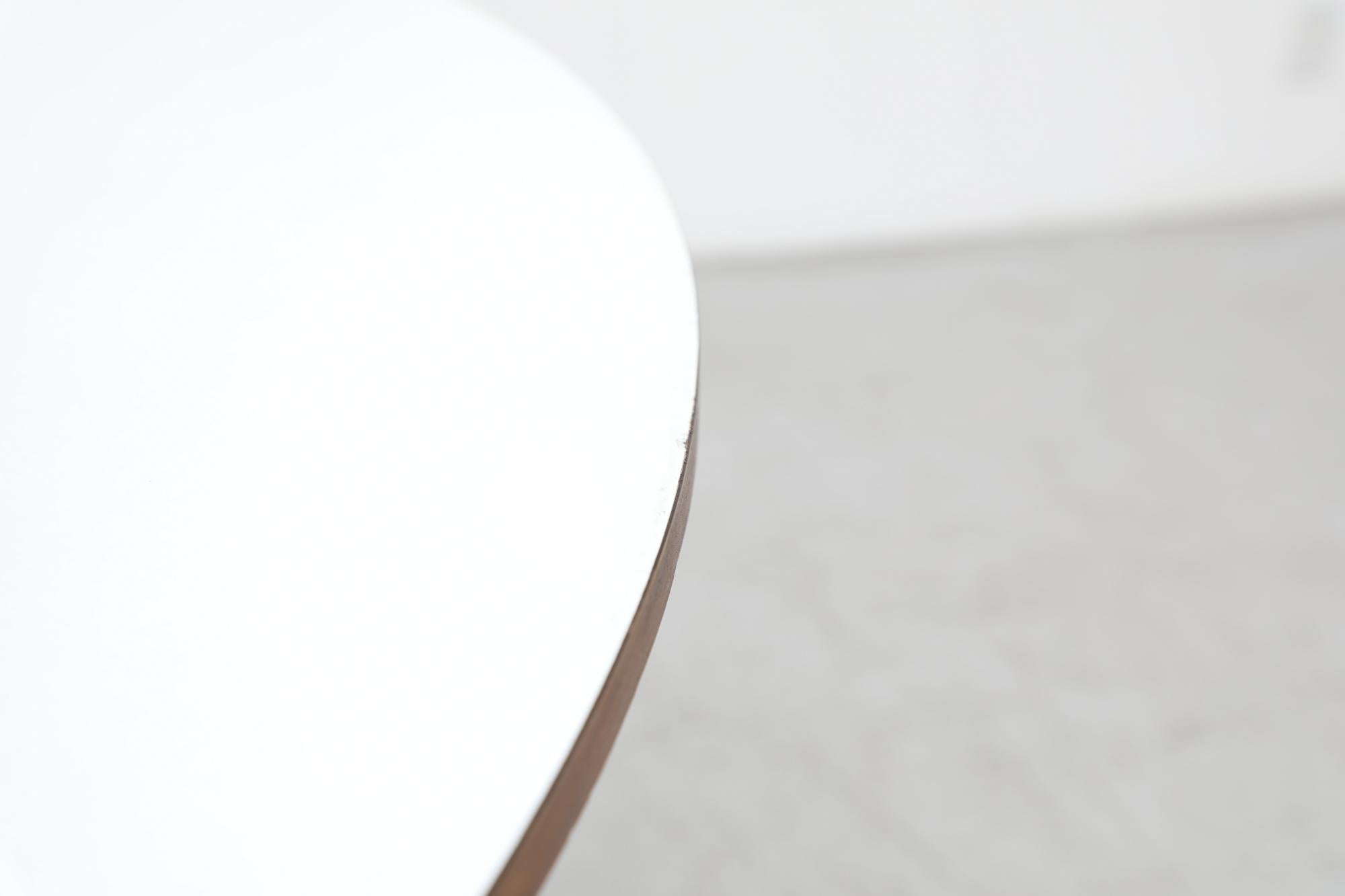 Table à piédestal rond Osvaldo Borsani, plateau en stratifié blanc, bord en teck et base noire en vente 4