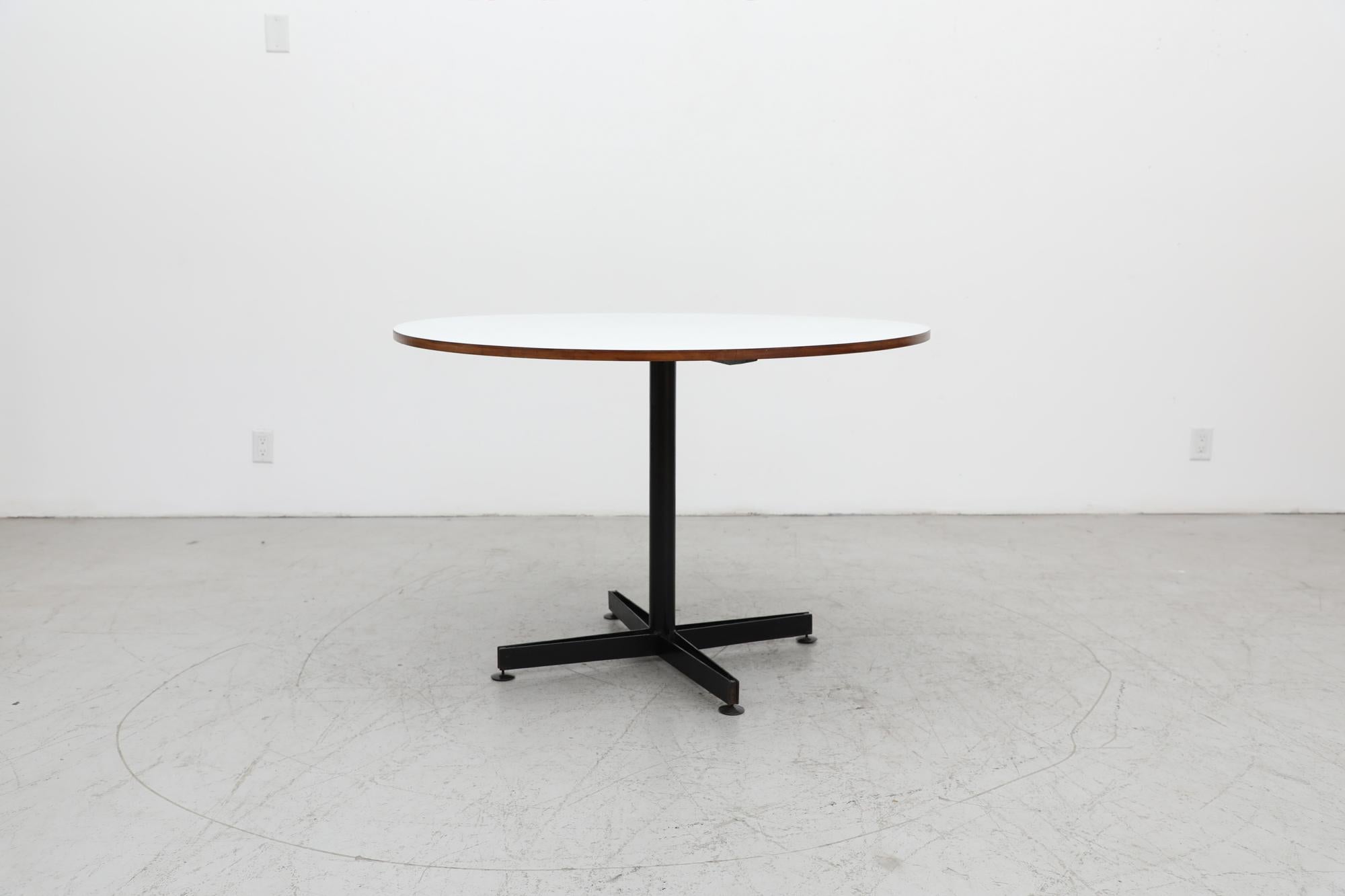 Table à piédestal rond Osvaldo Borsani, plateau en stratifié blanc, bord en teck et base noire Bon état - En vente à Los Angeles, CA
