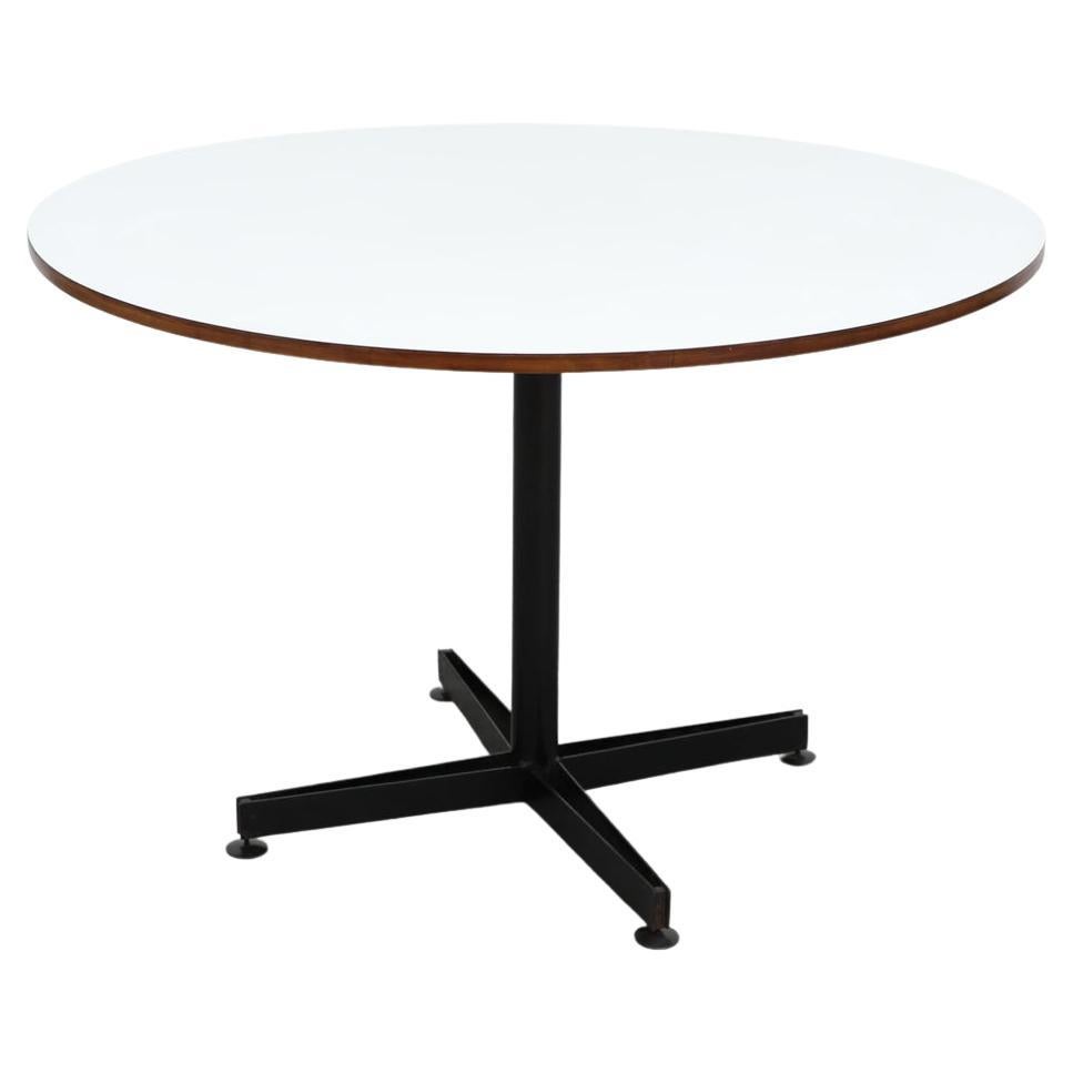Table à piédestal rond Osvaldo Borsani, plateau en stratifié blanc, bord en teck et base noire en vente