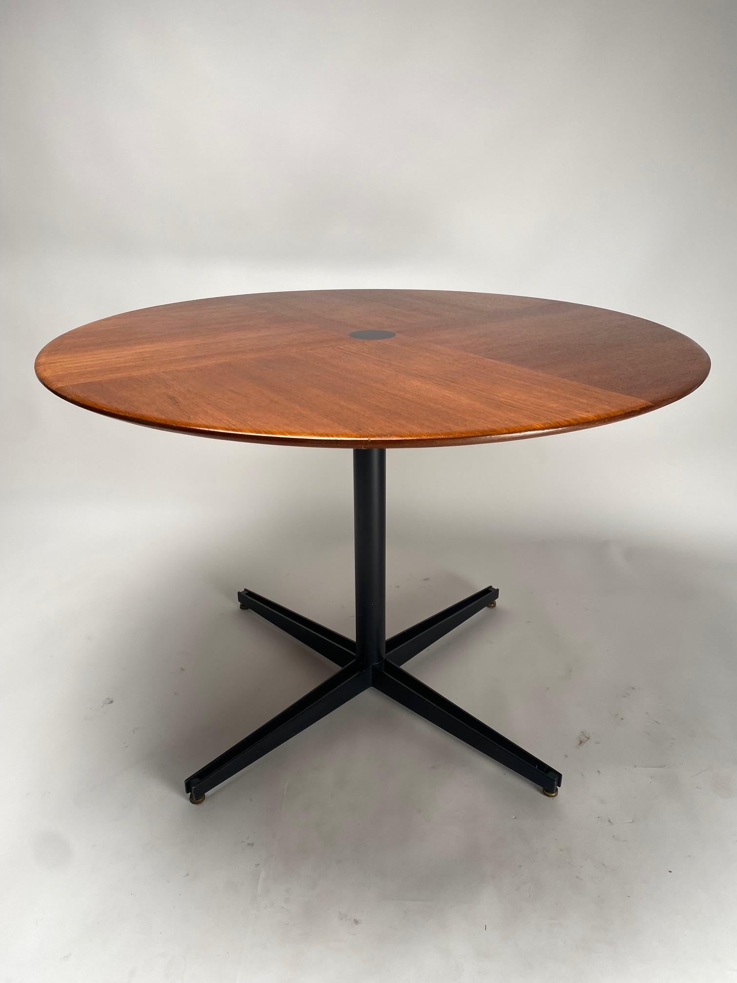Mid-Century Modern Osvaldo Borsani round table in rosewood for Tecno, mod. T41, Italy 1958 For Sale