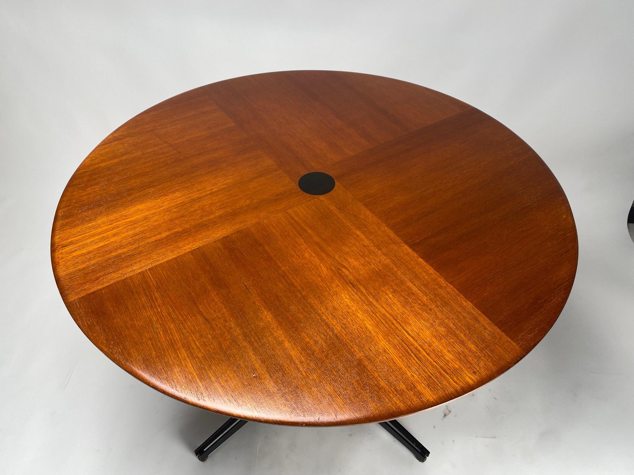 Italian Osvaldo Borsani round table in rosewood for Tecno, mod. T41, Italy 1958 For Sale