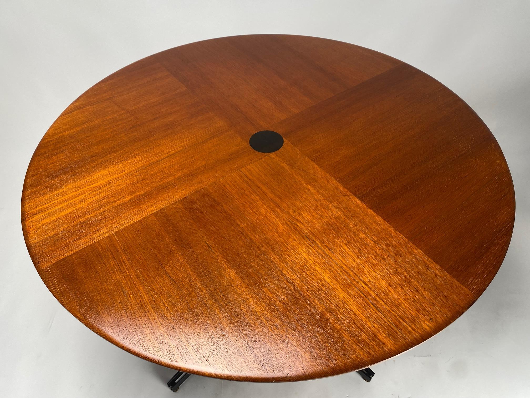 Metal Osvaldo Borsani round table in rosewood for Tecno, mod. T41, Italy 1958 For Sale