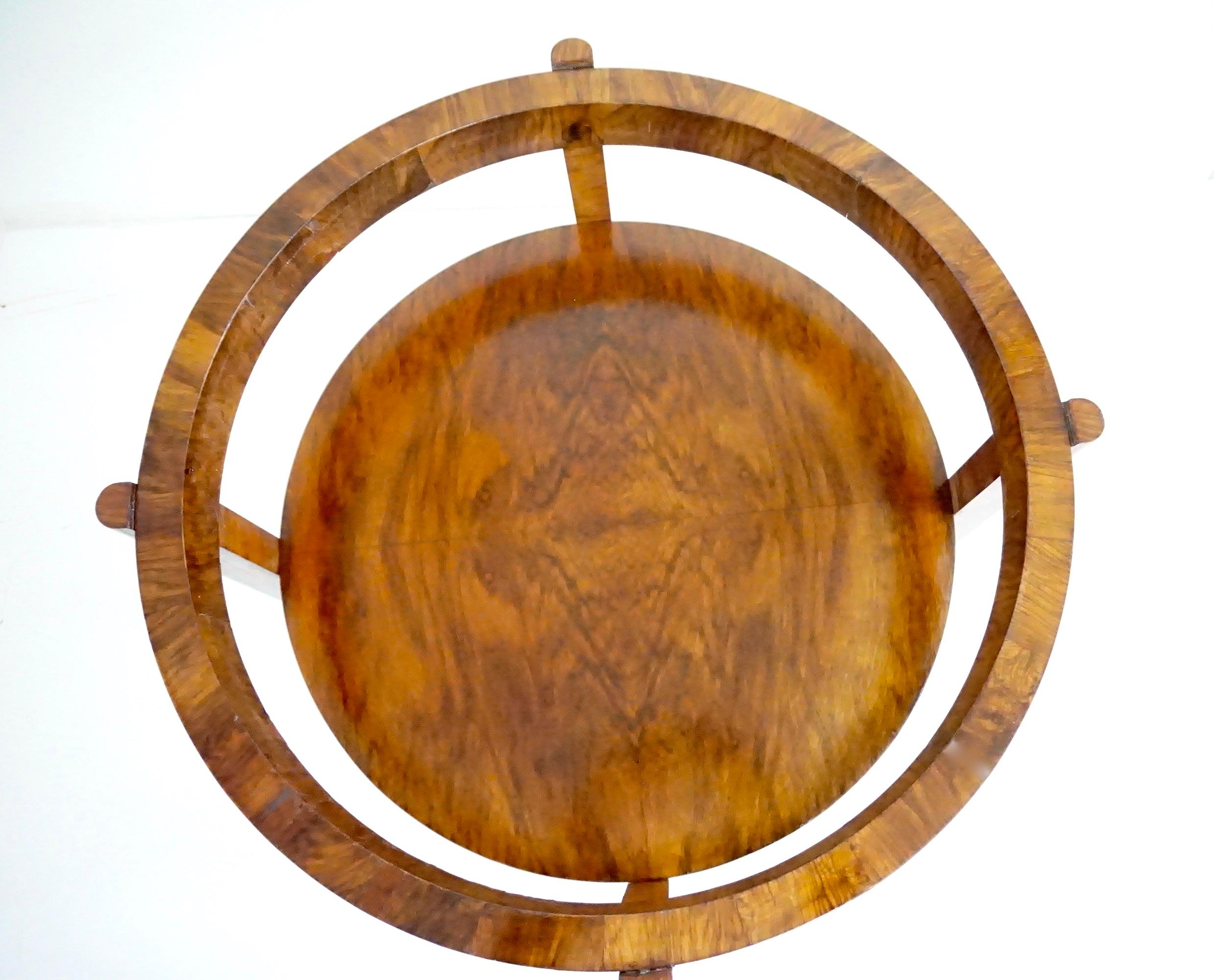 Osvaldo Borsani Runder Couchtisch aus Nussbaumwurzelholz im Deko-Stil, zwei Einlegeböden, Glasplatte, 1931 im Angebot 8