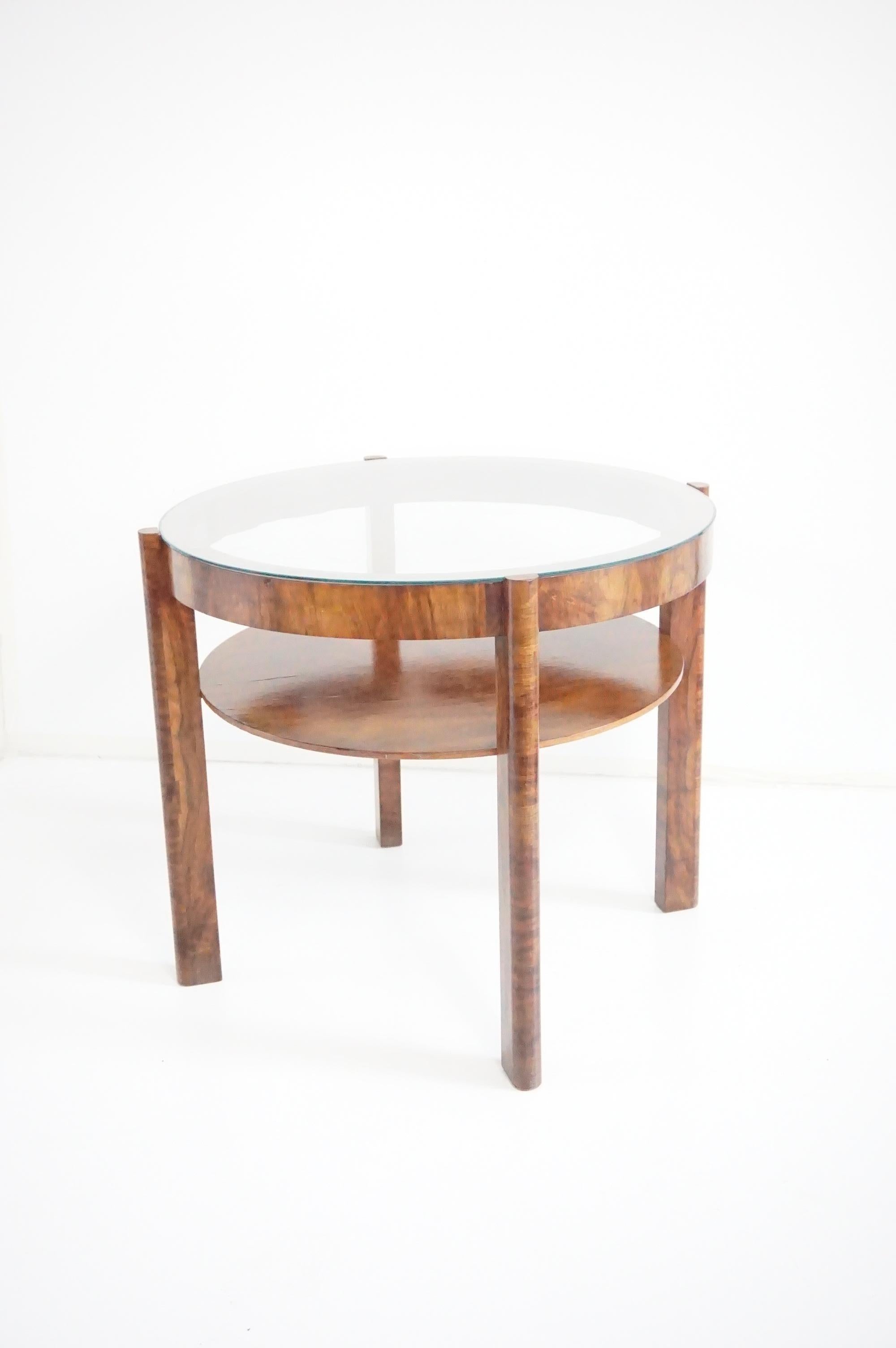 Runder Couchtisch, entworfen von Osvaldo Borsani , 1931 
hergestellt von Atelier Borsani Varedo 
Walnusswurzel und Glas 
vier eiförmige Füße, Glasplatte 
gute Ausgangsbedingungen 
einige kleine Zeichen auf dem Holz 
sehr gute originale Patina 
Die