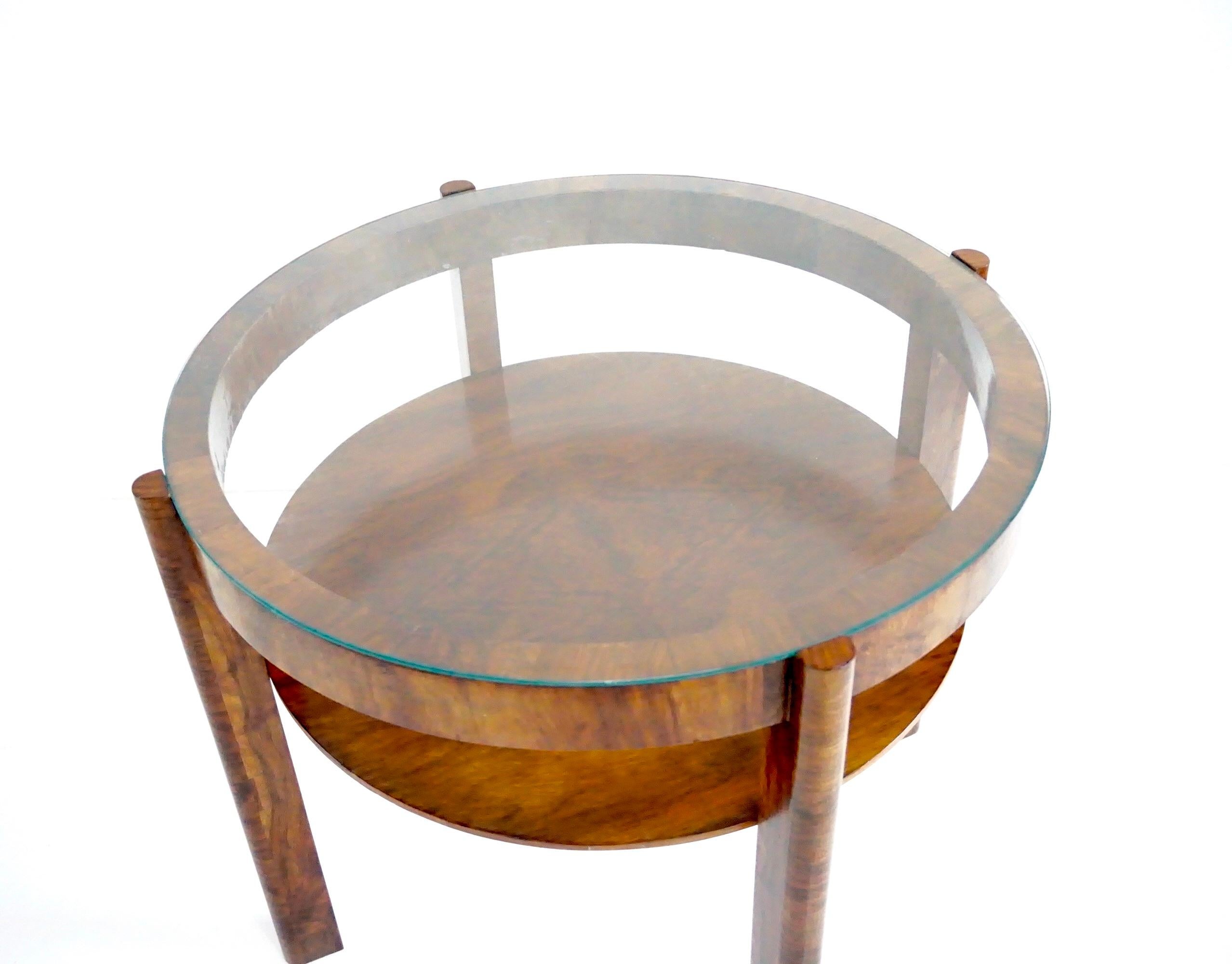 Osvaldo Borsani Runder Couchtisch aus Nussbaumwurzelholz im Deko-Stil, zwei Einlegeböden, Glasplatte, 1931 (Italienisch) im Angebot