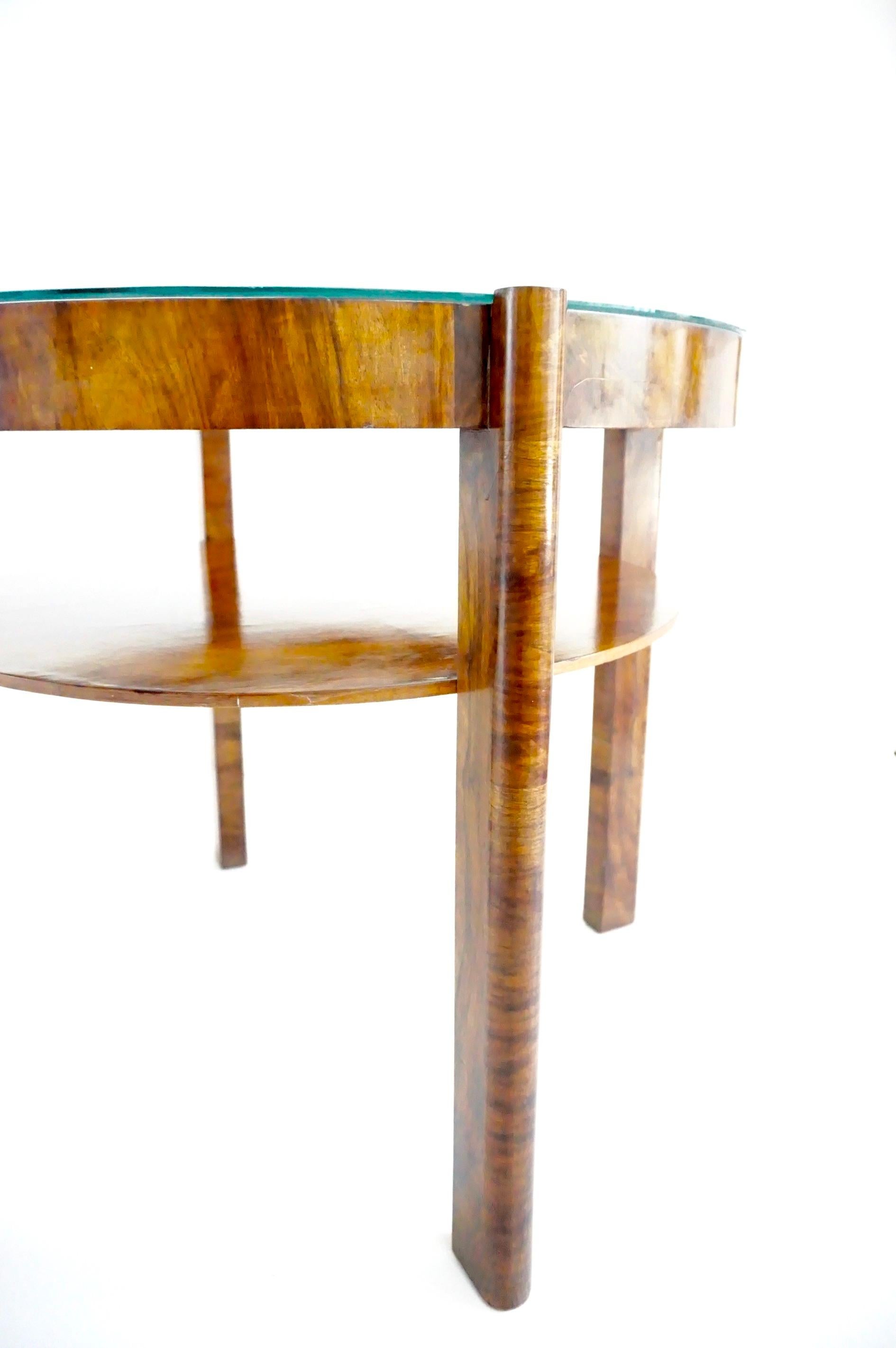 Osvaldo Borsani Runder Couchtisch aus Nussbaumwurzelholz im Deko-Stil, zwei Einlegeböden, Glasplatte, 1931 (Mitte des 20. Jahrhunderts) im Angebot