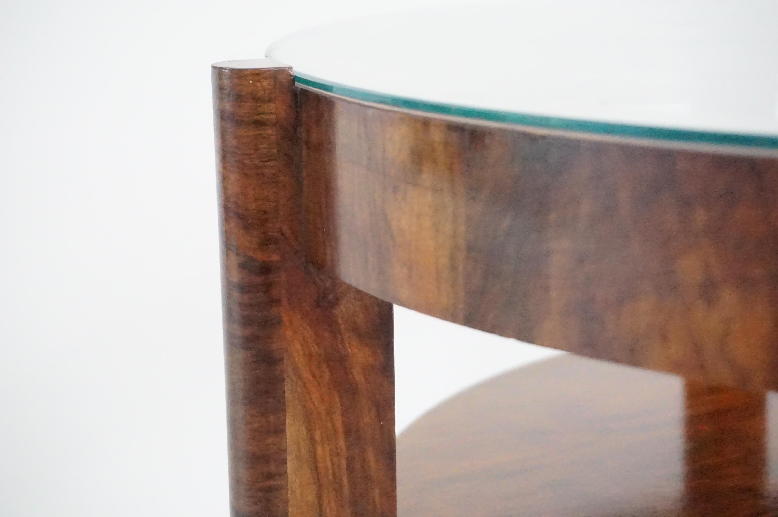 Osvaldo Borsani Runder Couchtisch aus Nussbaumwurzelholz im Deko-Stil, zwei Einlegeböden, Glasplatte, 1931 im Angebot 1