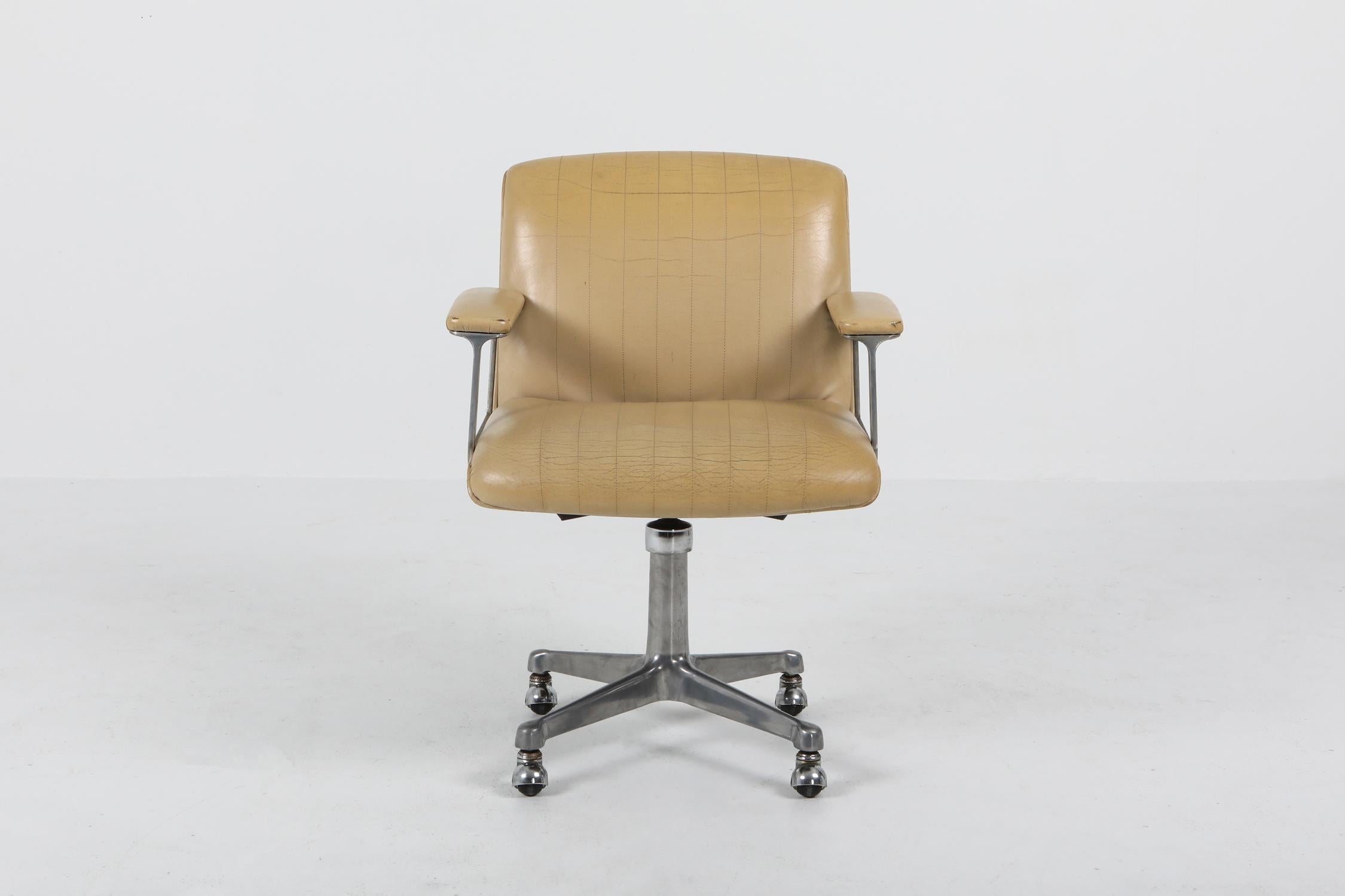 20th Century Osvaldo Borsani P126 Swivel Chairs for Tecno, Italy, 1960s