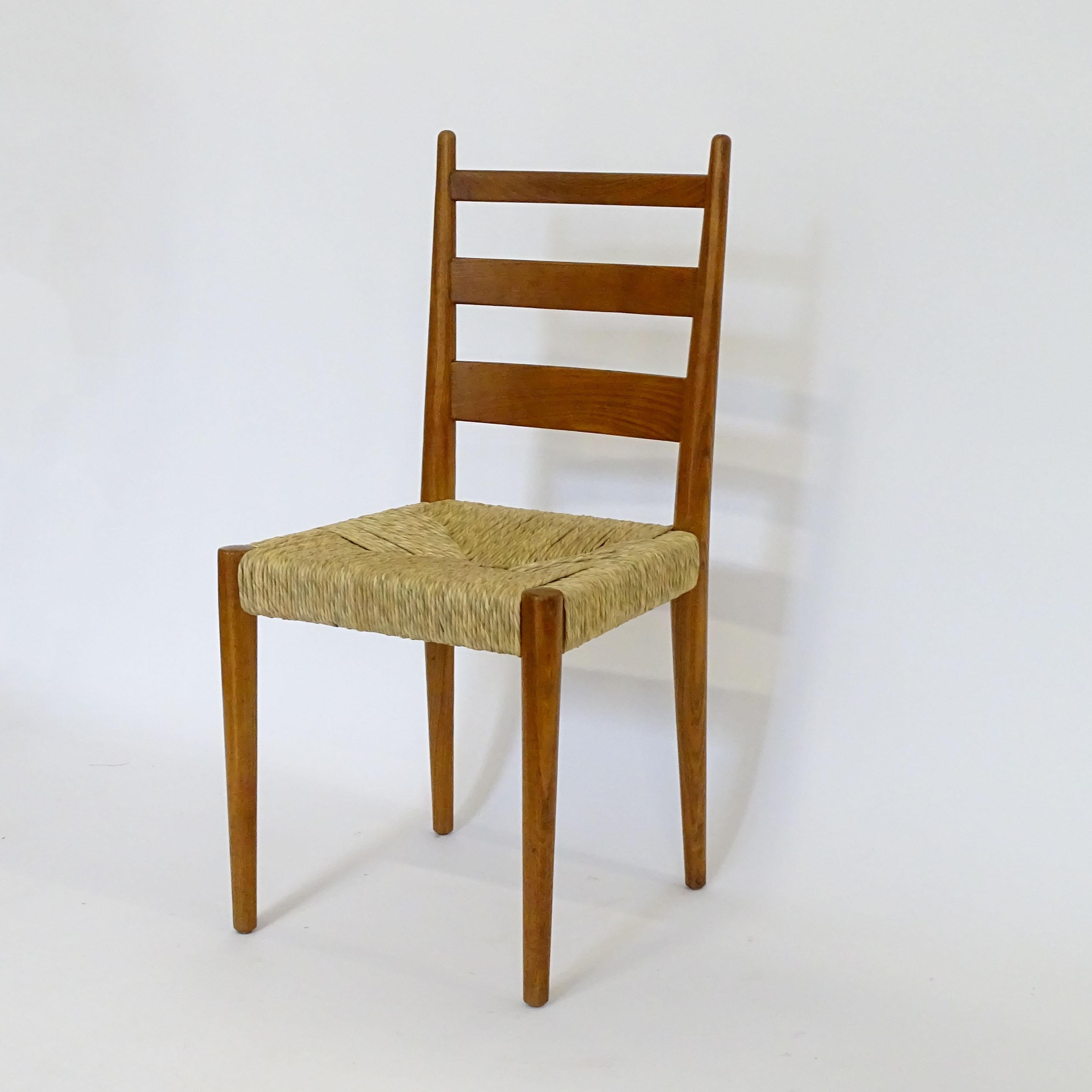 Mid-Century moderno Osvaldo Borsani Set di quattro sedie da pranzo in Oak e paglia per ABV, Italia 1937 in vendita