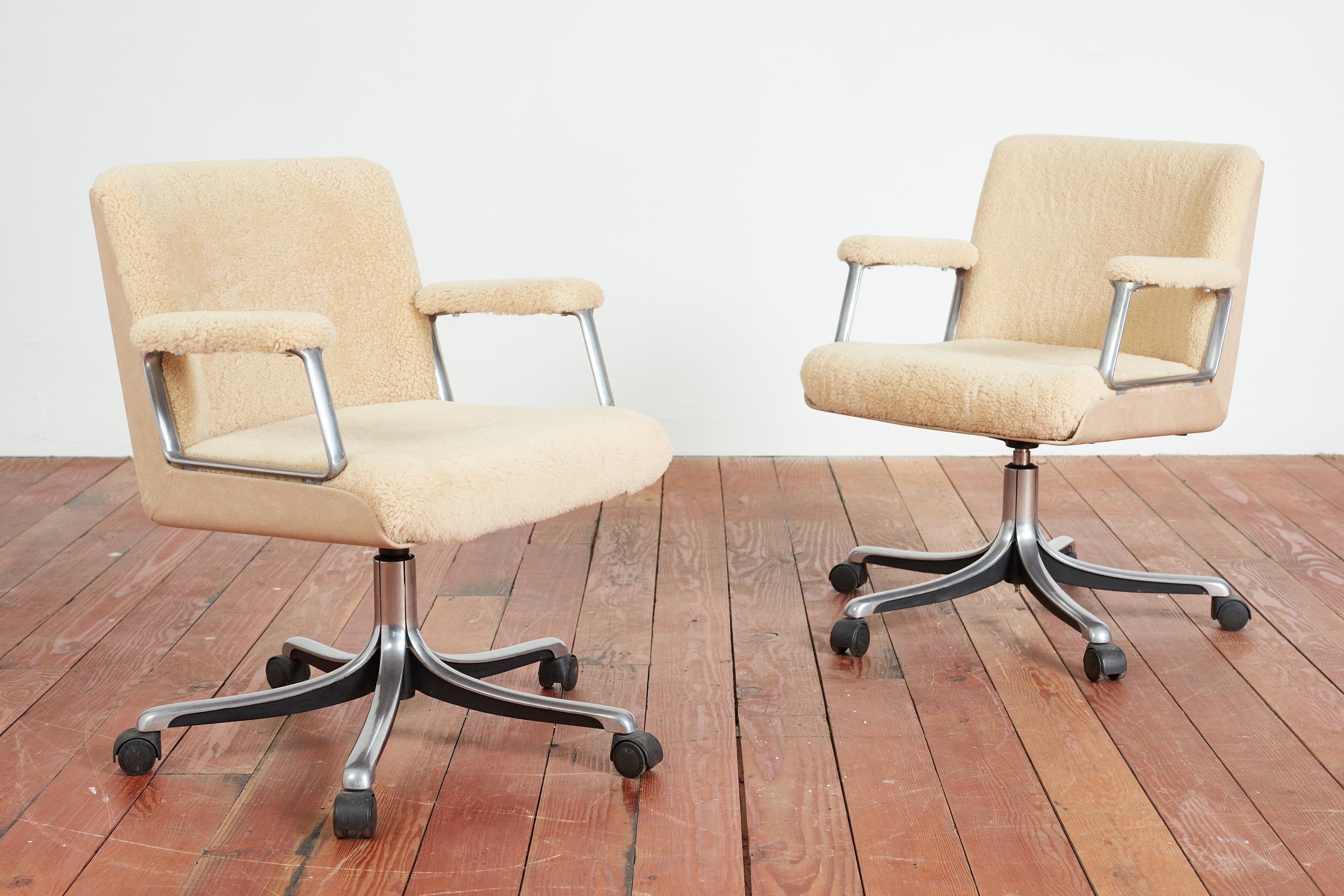 Executive office chair by Osvaldo Borsani - for Tecno, Italy, 1980s
Newly reupholstered in butter cream shearling and suede backs 
Swiveling Steel base
2x available - priced separately

