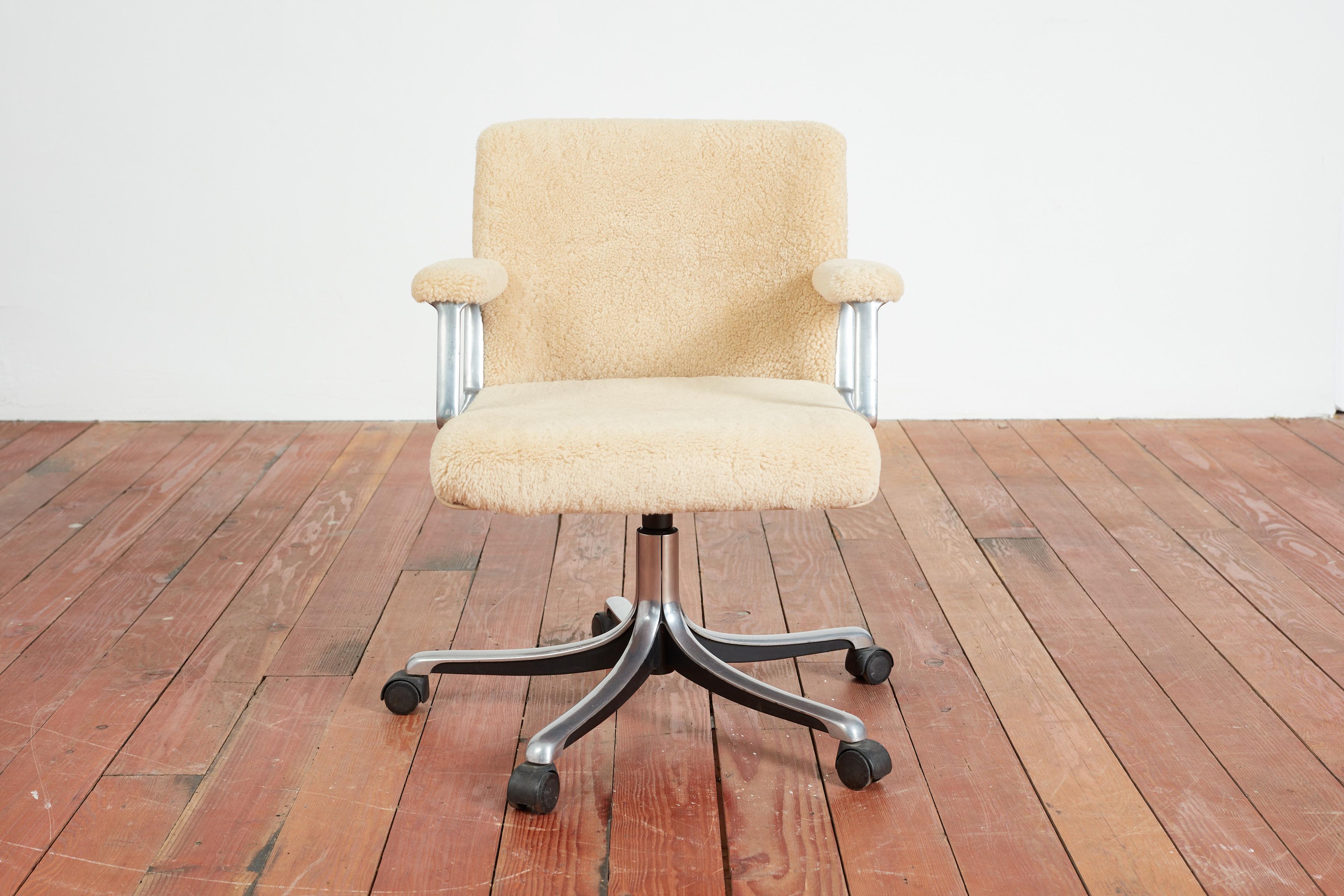 Fin du 20e siècle Osvaldo Borsani Chaise de bureau en shearling en vente