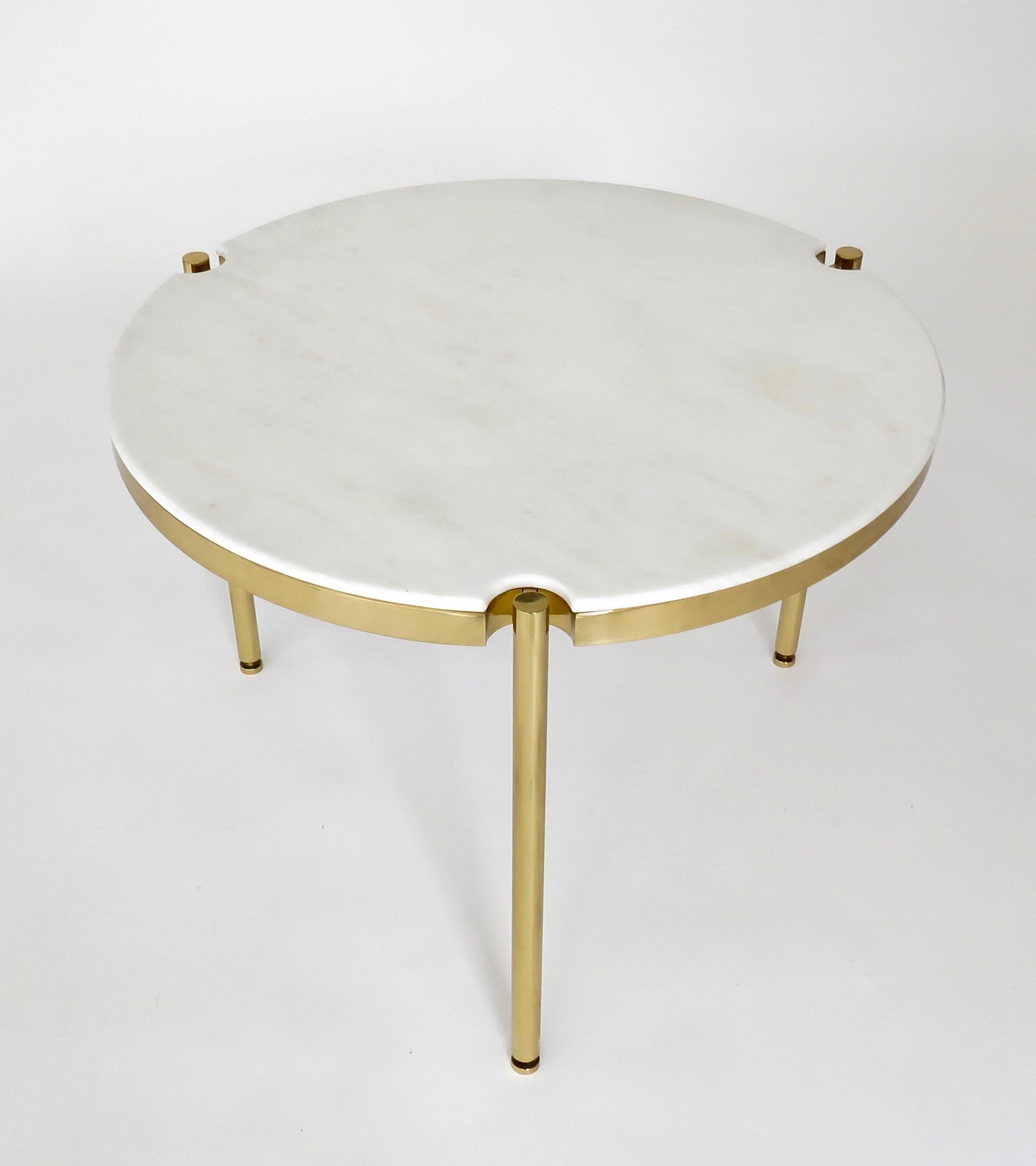 Osvaldo Bersani Italian side table, small coffee table or occasional table of polished brass and pale Carrara marble with subtle veining for Tecno,
circa 1960.
Perfect condition with no chips to the marble and the brass a nice polish.
Overall