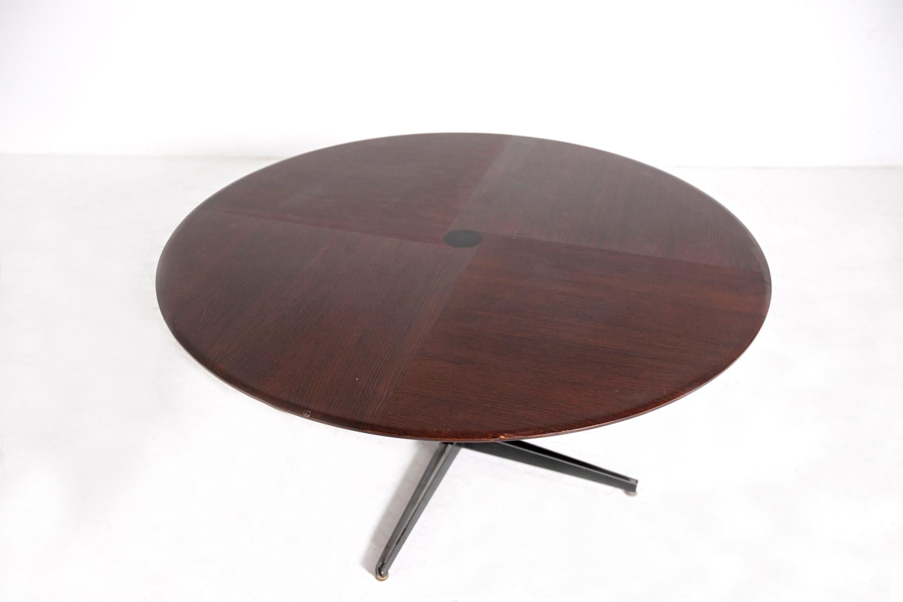 Large low table designed by Osvaldo Borsani for the Tecno manufacture in the 1950s. The low table is made of fine wood with a circular shape. Its round table top features expert woodwork. Its painted iron pedestal structure gives the piece of