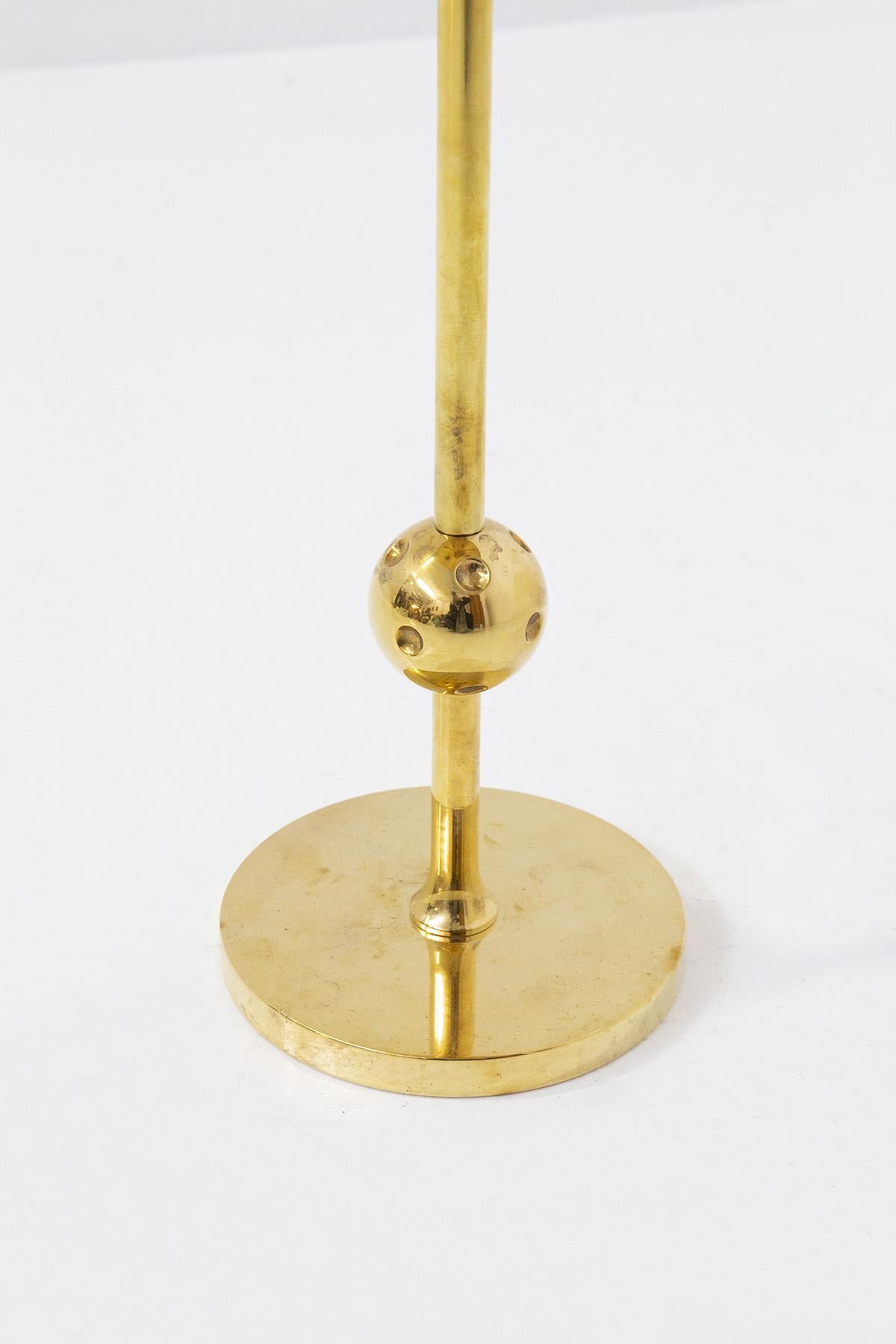 A beautiful side table designed by Osvaldo Borsani in the 1950s, of the finest Italian manufacture. The table is published in the book containing Borsani's most famous drawings. The table is part of the T1 model series.
There is a single round foot