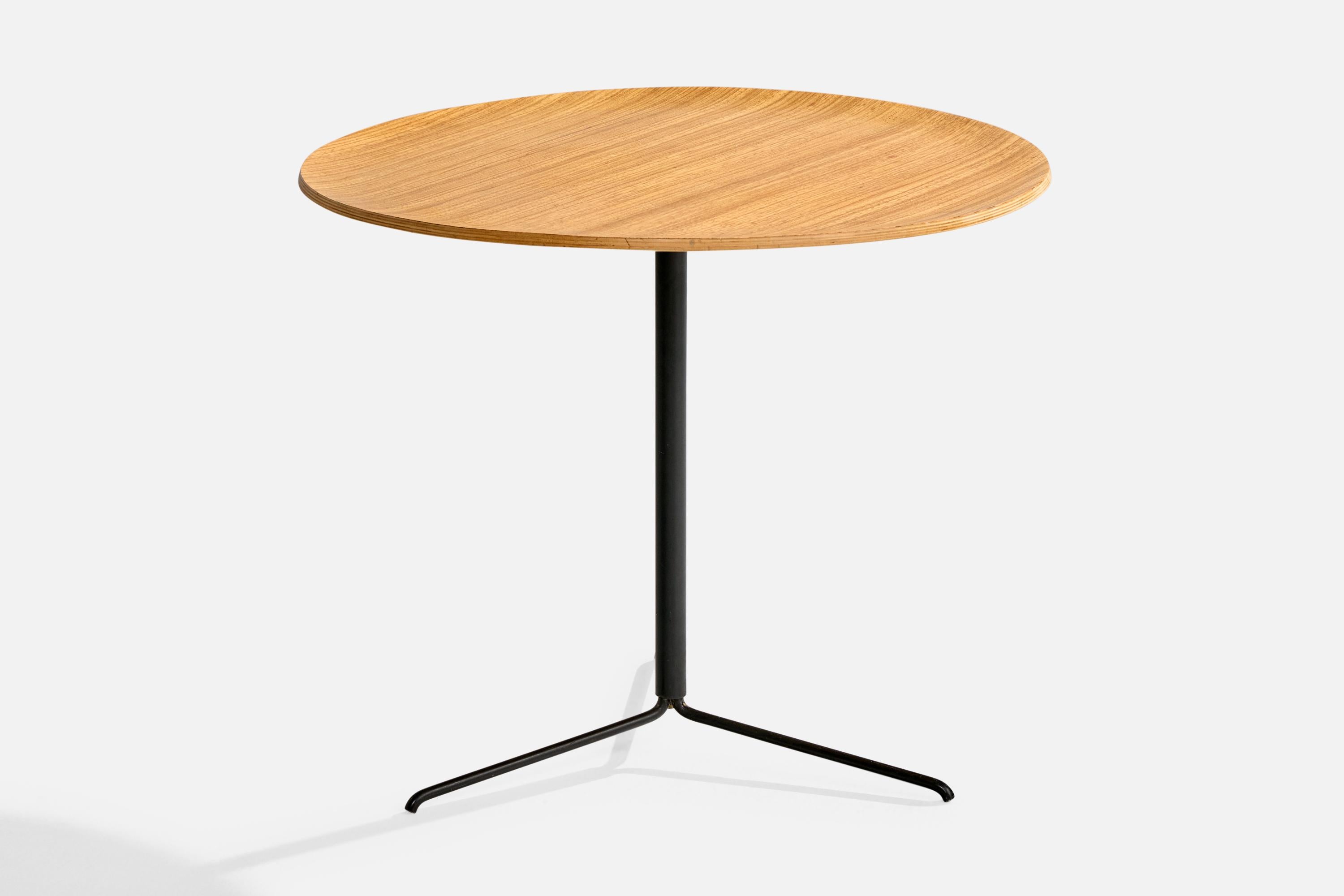 Table d'appoint en métal peint en noir et en contreplaqué plaqué moulé, modèle T44, conçue par Osvaldo Borsani et produite par Tecno, Italie, c. 1957.

Dimensions globales (pouces) : 19.25 