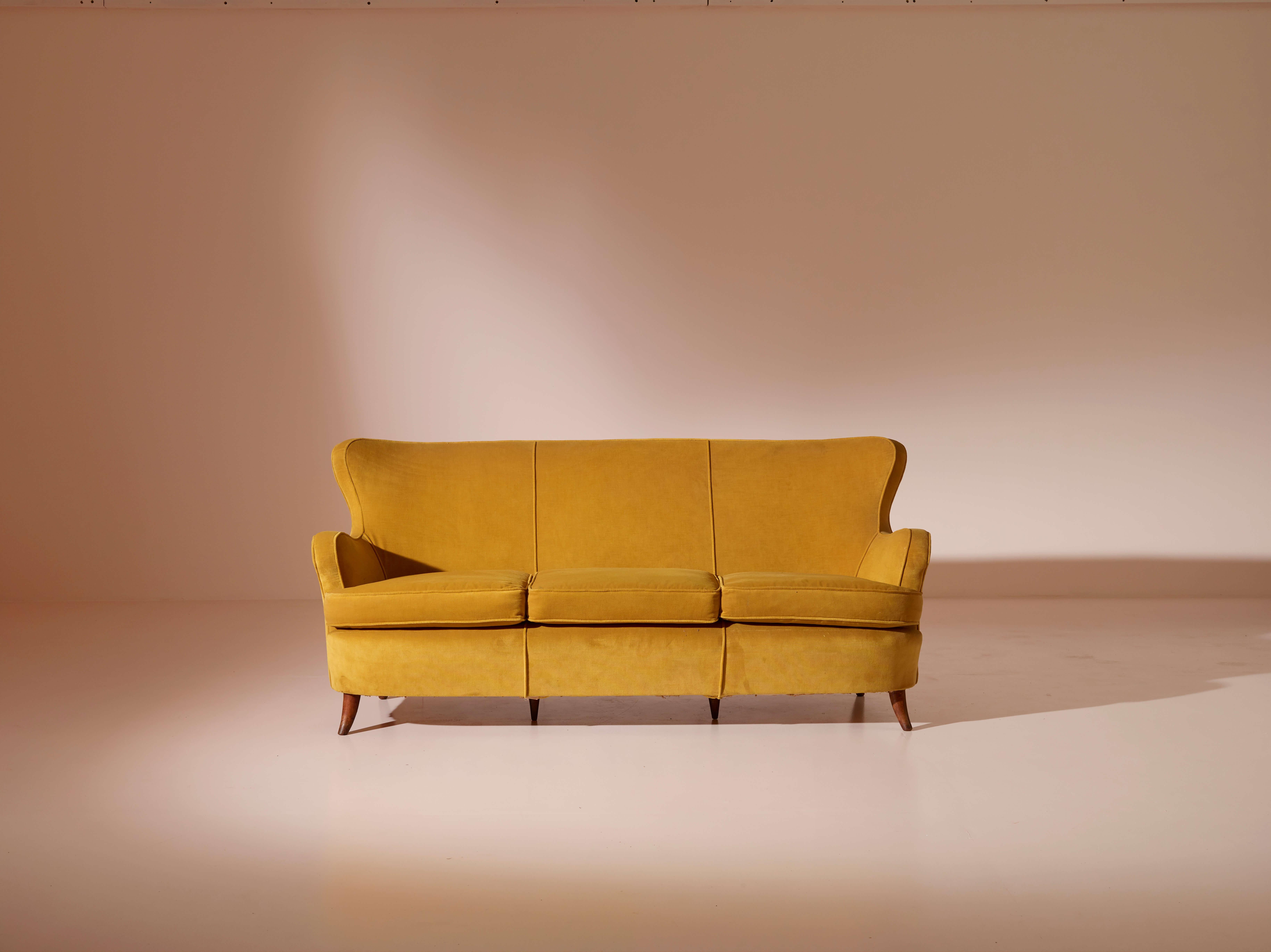 Originaire d'Italie dans les années 1940, le canapé esthétiquement raffiné conçu par le célèbre designer italien Osvaldo Borsani incarne le charme durable du mobilier italien du milieu du siècle.

Le canapé se distingue notamment par ses accoudoirs