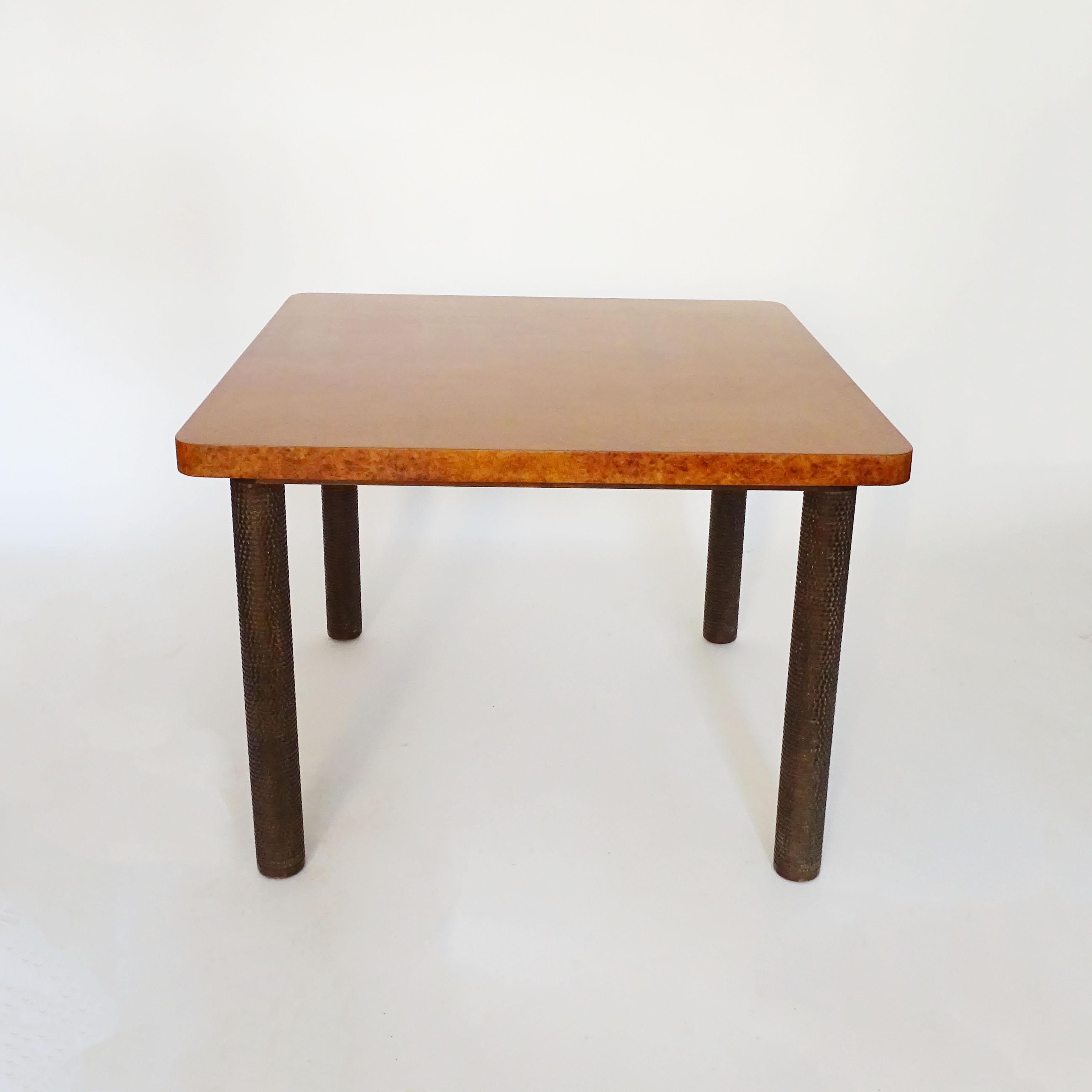 Table de salle à manger carrée Osvaldo Borsani avec plateau en bois d'ébène et pieds en bois magnifiquement sculptés.
La table dispose de deux rallonges de 41 cm chacune.