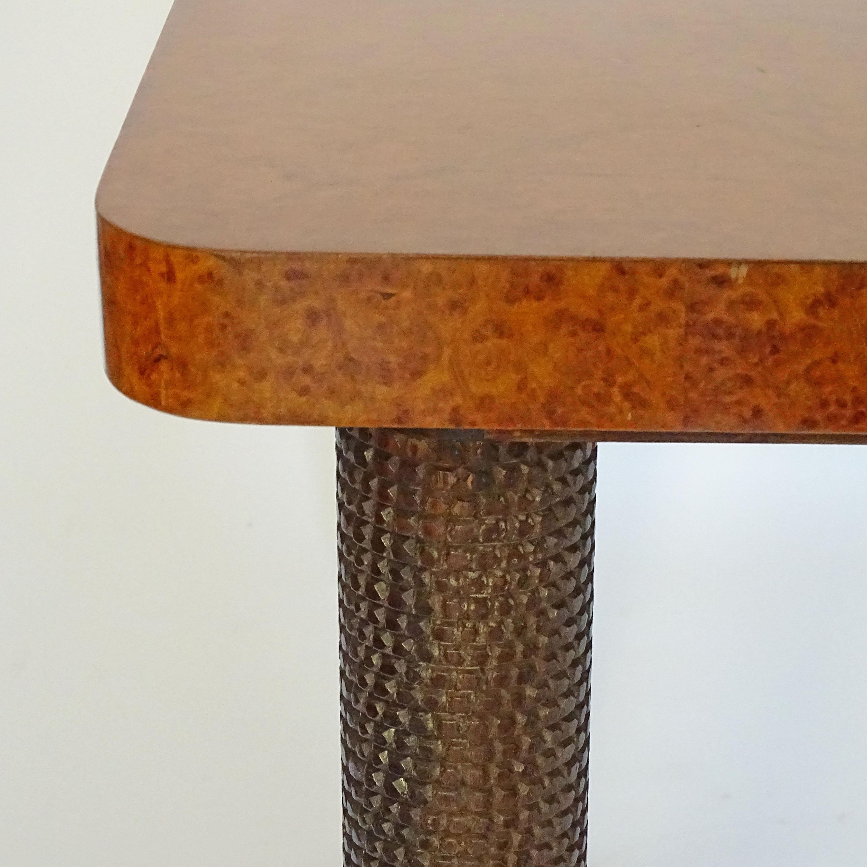 Art déco Table de salle à manger carrée Osvaldo Borsani avec plateau en bois de ronce et pieds en bois sculpté en vente
