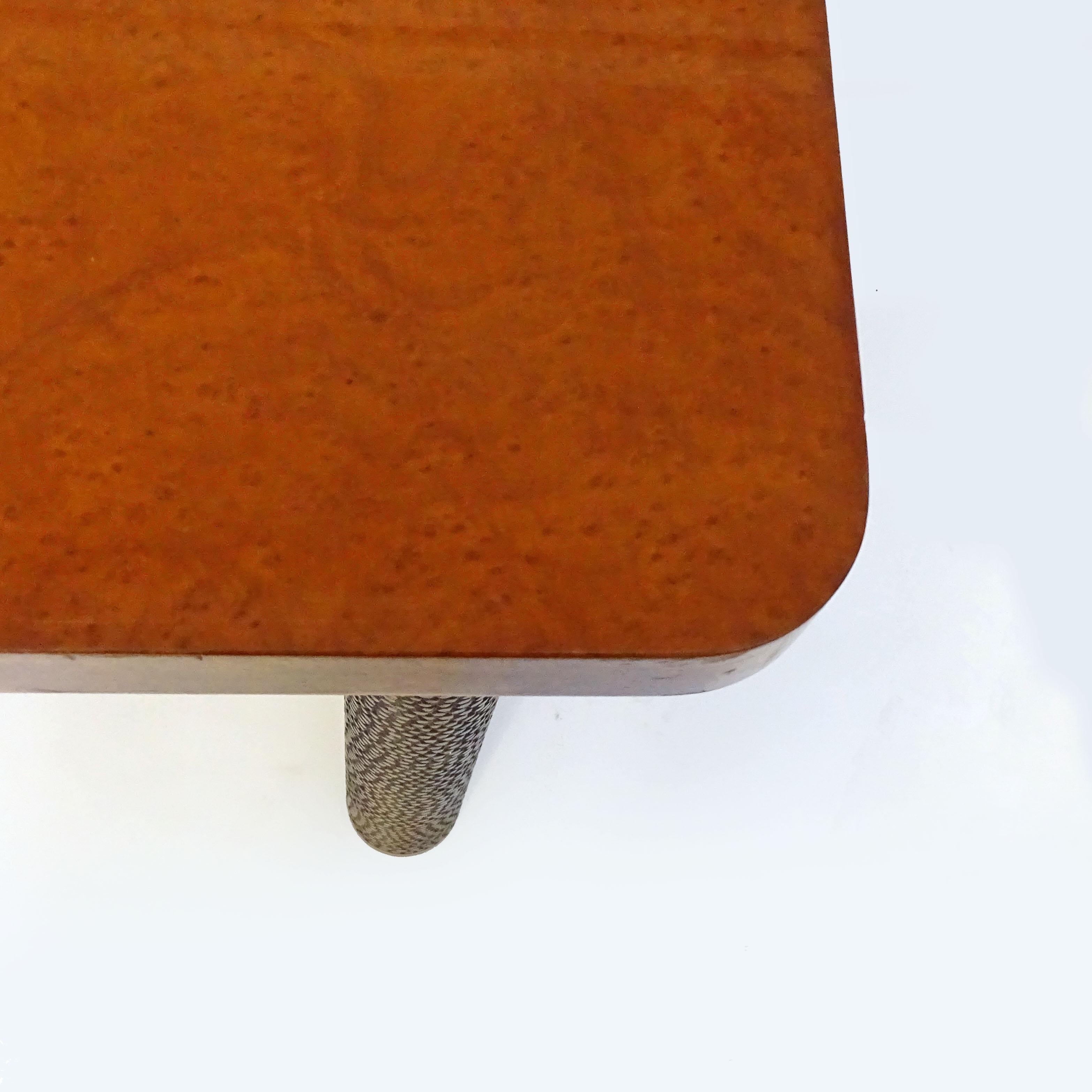 Table de salle à manger carrée Osvaldo Borsani avec plateau en bois de ronce et pieds en bois sculpté Bon état - En vente à Milan, IT