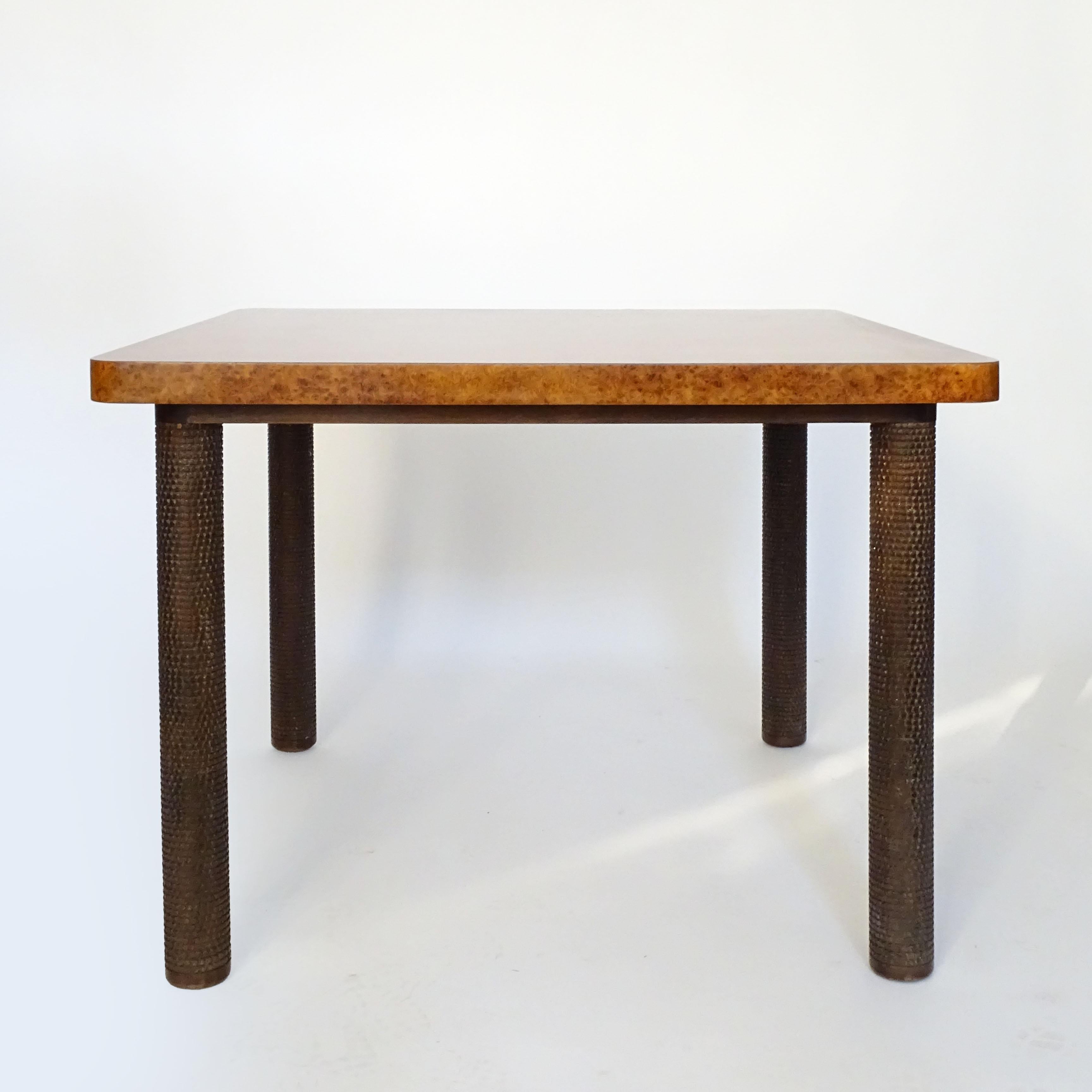 Milieu du XXe siècle Table de salle à manger carrée Osvaldo Borsani avec plateau en bois de ronce et pieds en bois sculpté en vente