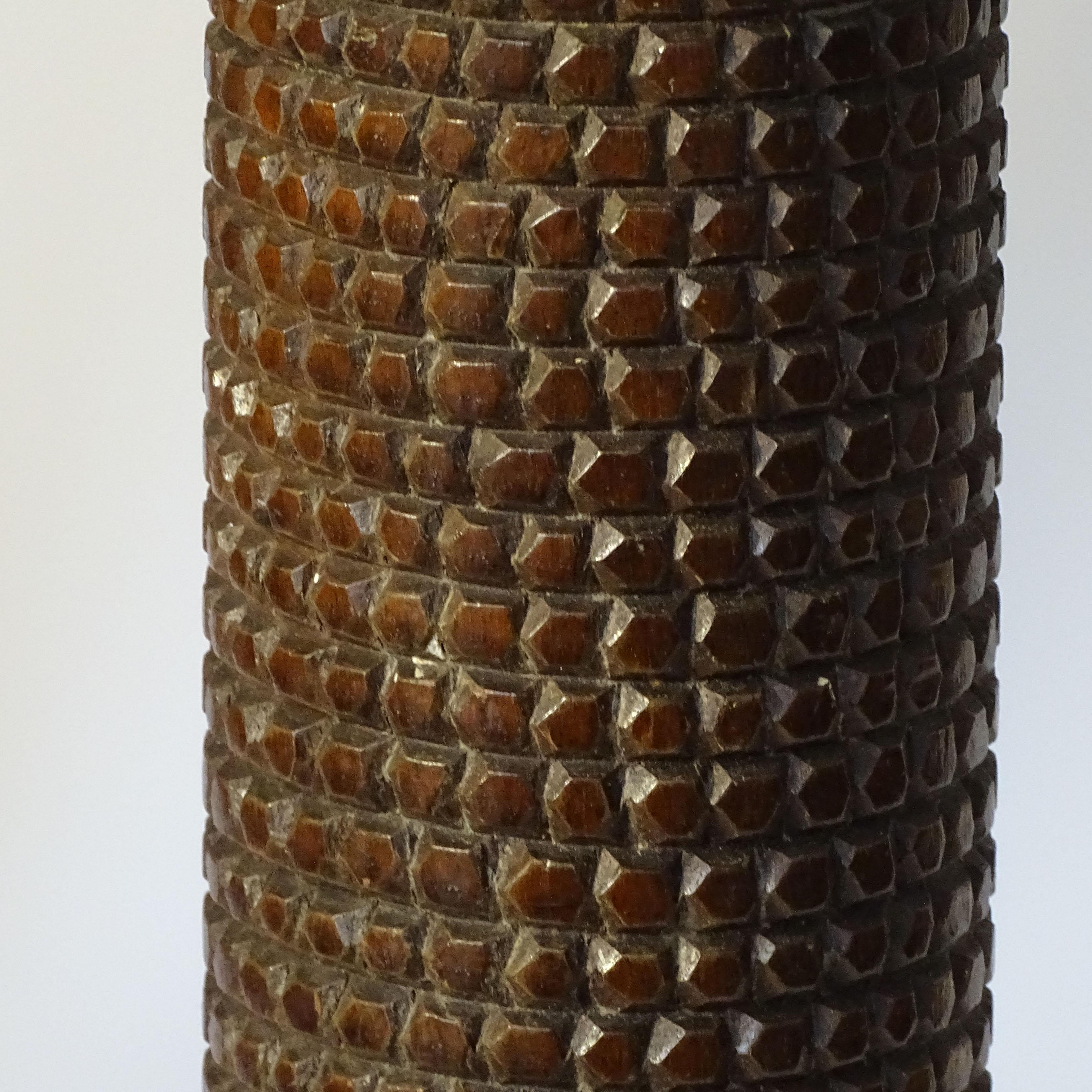 Bois Table de salle à manger carrée Osvaldo Borsani avec plateau en bois de ronce et pieds en bois sculpté en vente