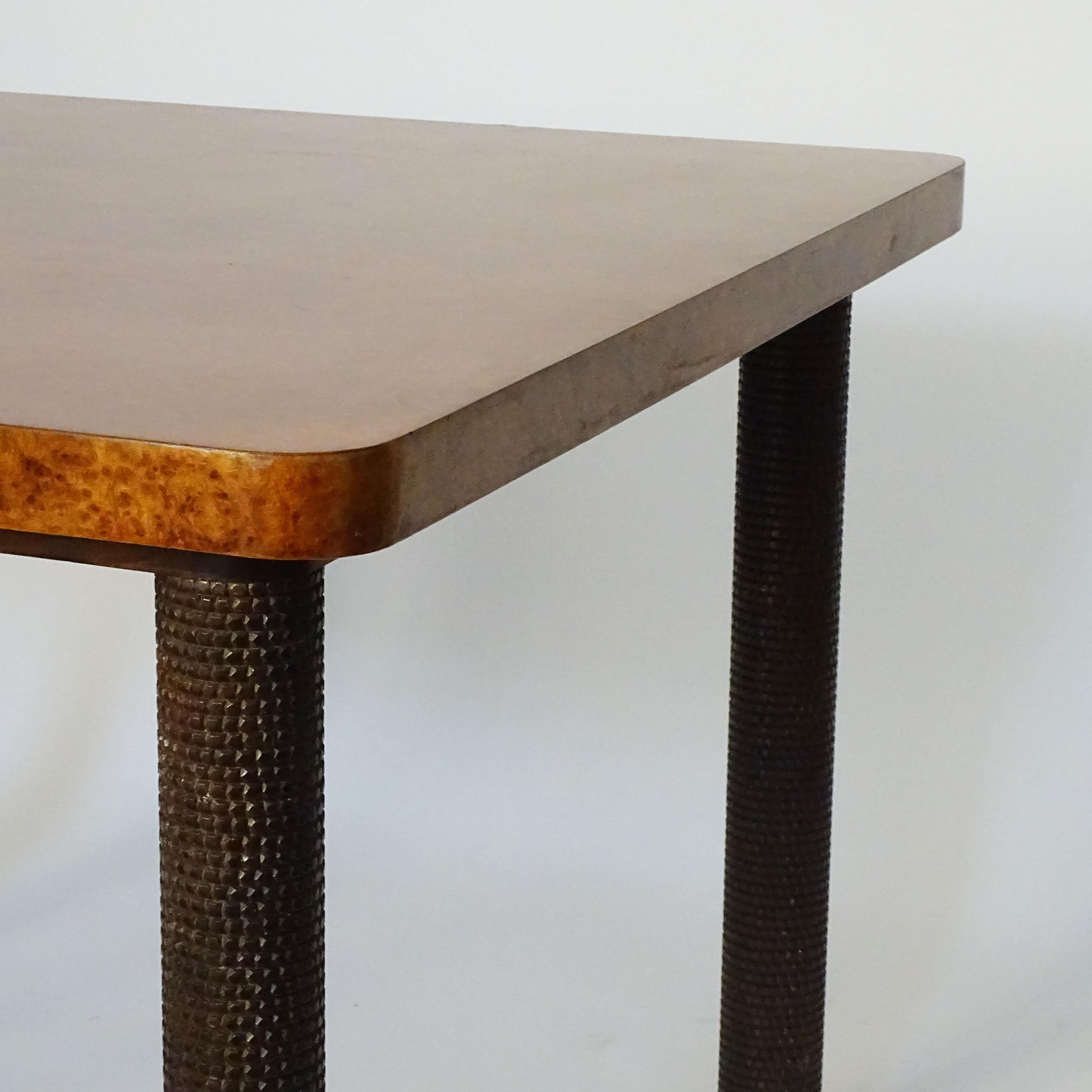 Table de salle à manger carrée Osvaldo Borsani avec plateau en bois de ronce et pieds en bois sculpté en vente 1