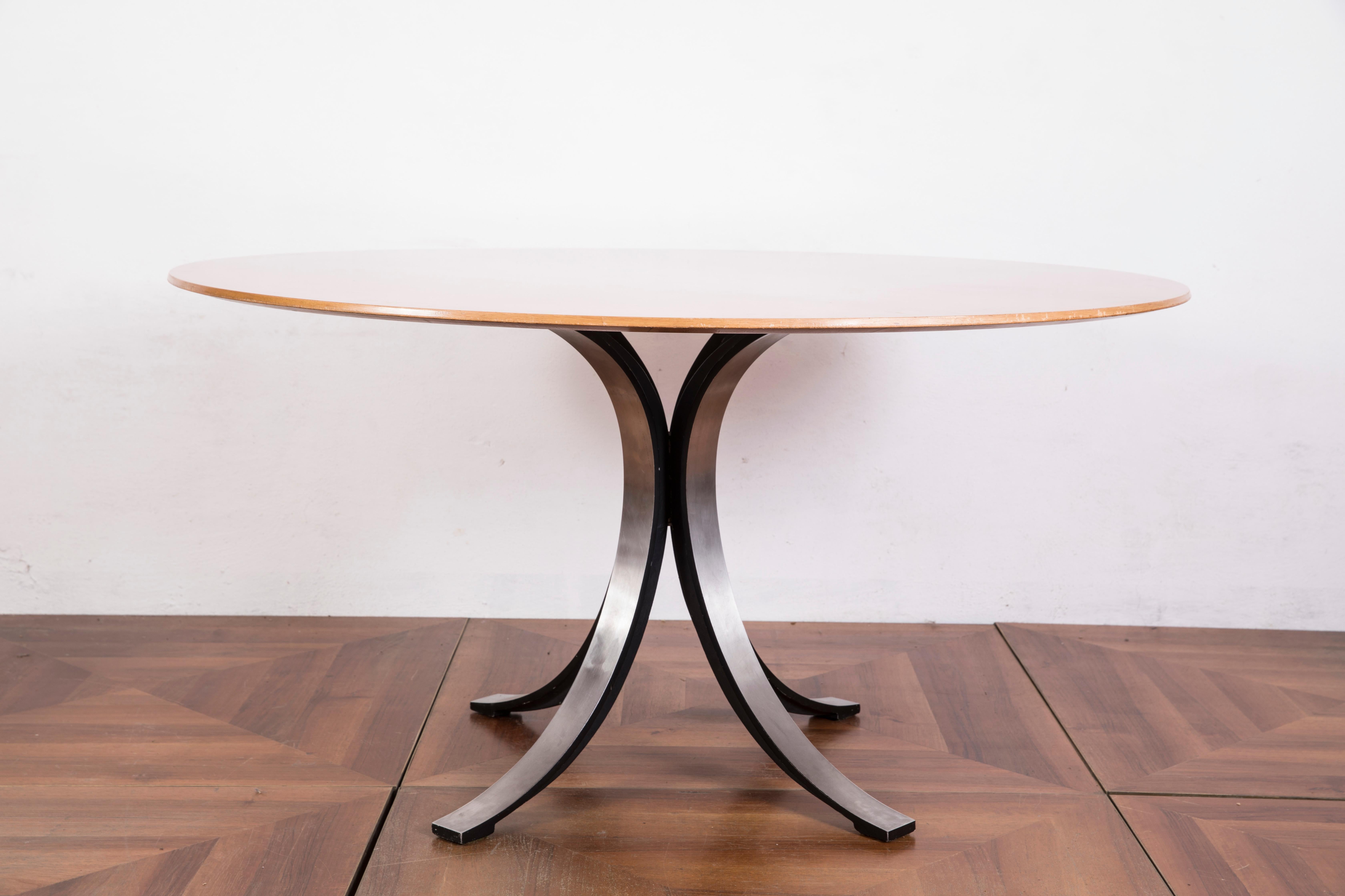 Osvaldo Borsani and Eugenio Gerli for Tecno, T-69 Dining table, rosewood, steel, Italy, 1965.

Round dining table with rosewood top and steel base. Characteristic on this table is the base. Consisting of four C-shaped legs. These semicircles
