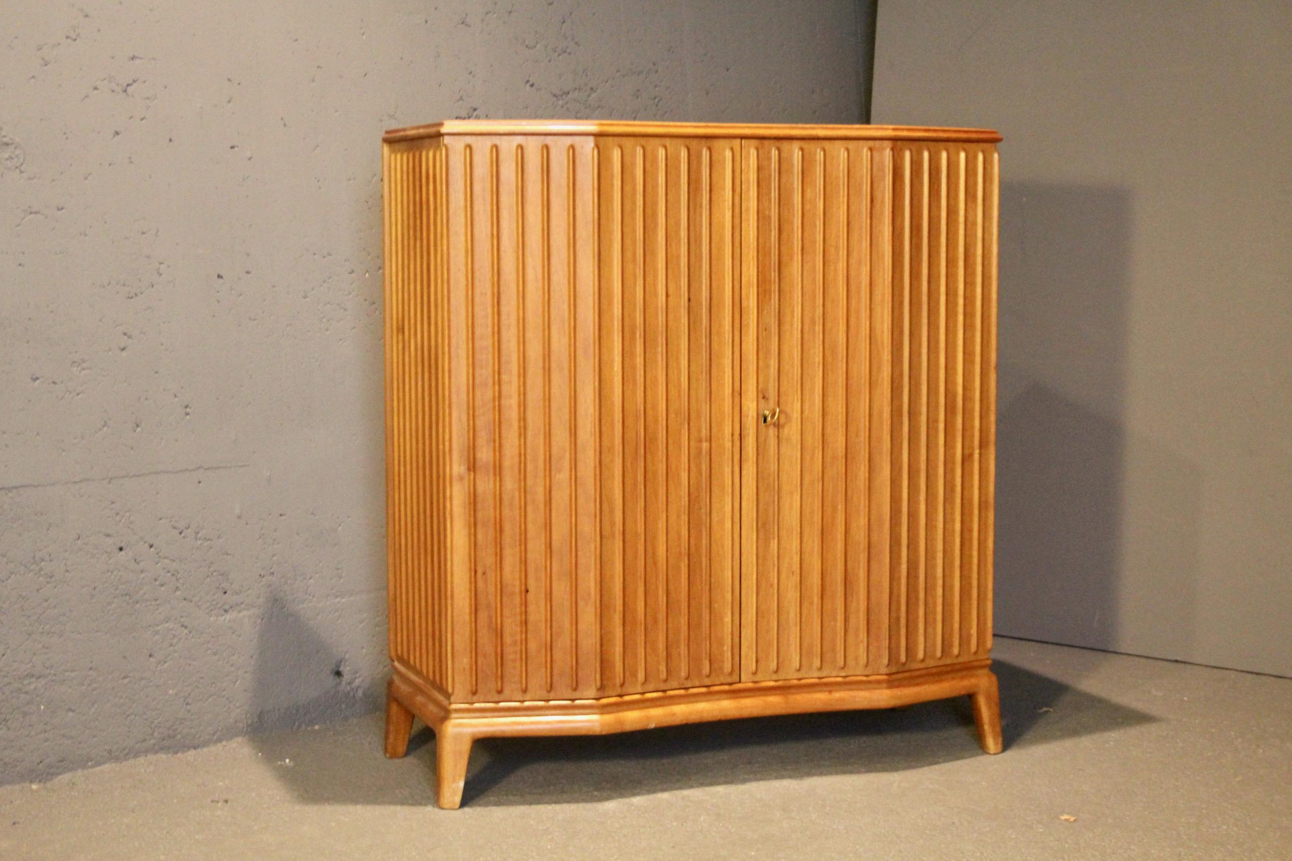 Buffet im Stil von Osvaldo Borsani im Zustand „Gut“ im Angebot in grand Lancy, CH