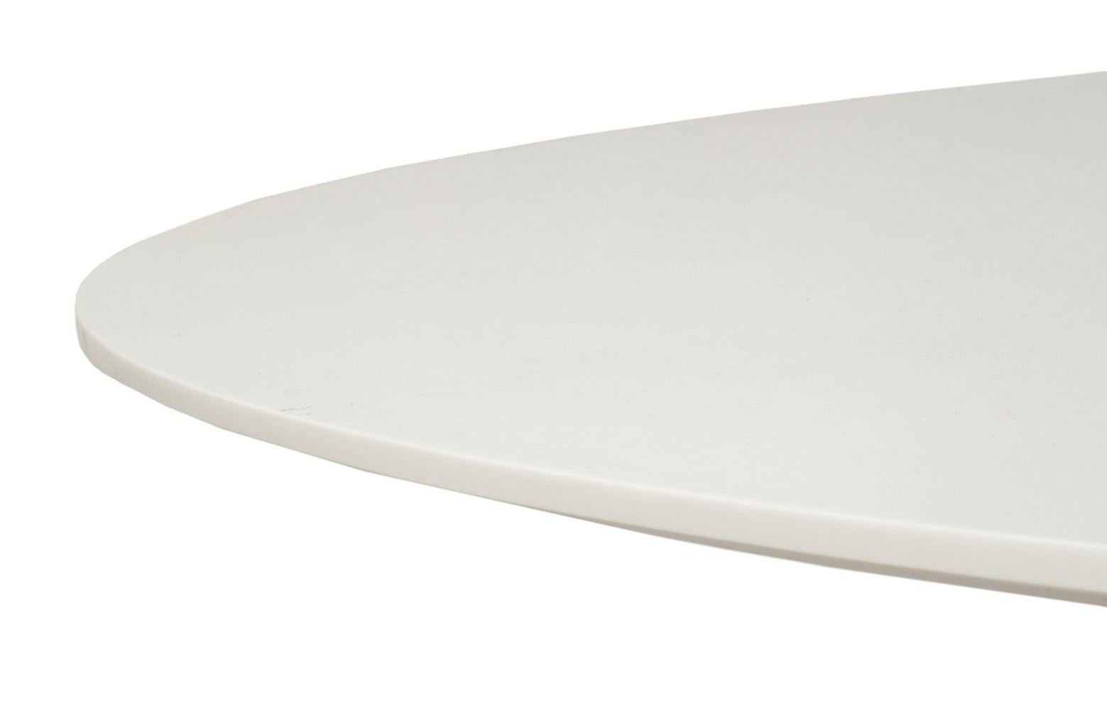 Mesa de comedor circular estilo Osvaldo Borsani, tablero blanco sobre base cromada. 30,5