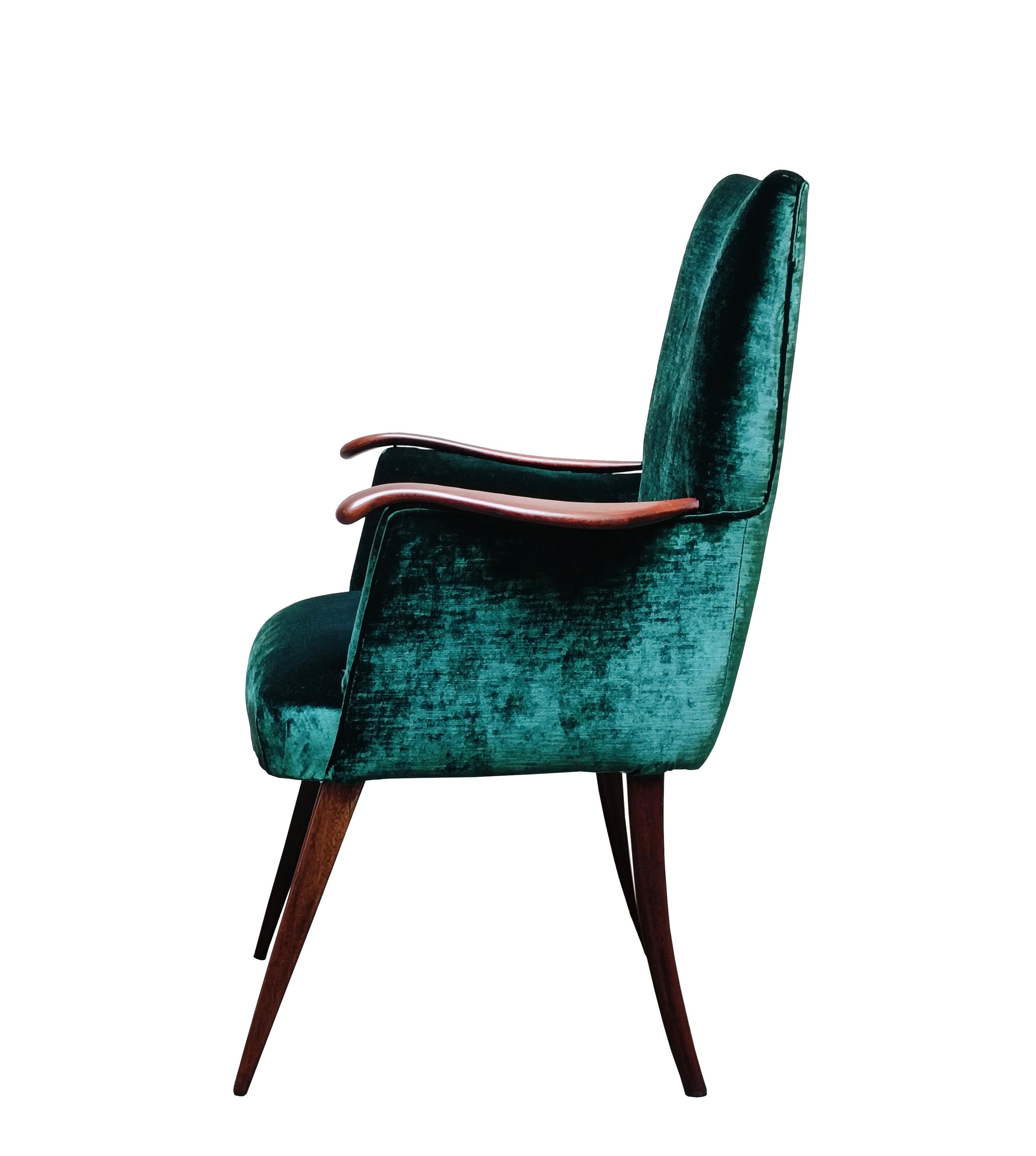 Mid-Century Modern Fauteuil élégant en bois de style Osvaldo Borsani et  Tissu vert, Italie 1960 en vente