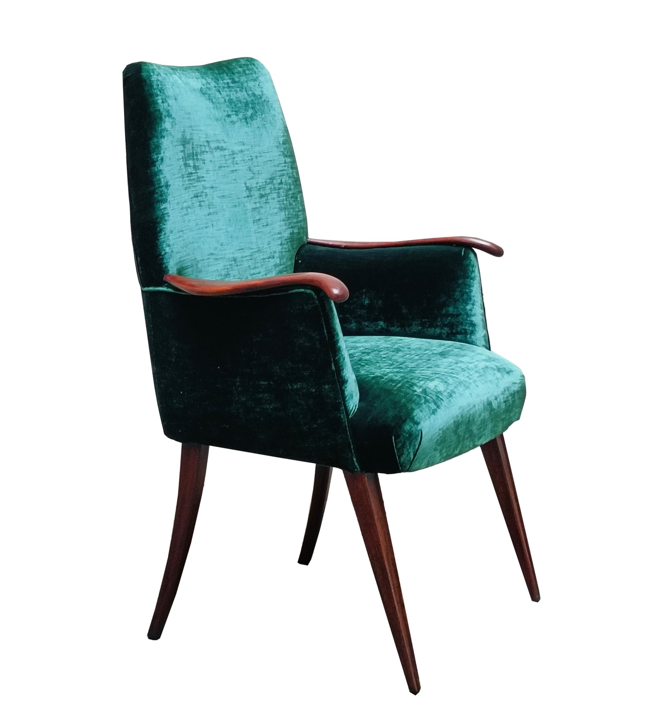 Fauteuil élégant en bois de style Osvaldo Borsani et  Tissu vert, Italie 1960 Bon état - En vente à Naples, IT