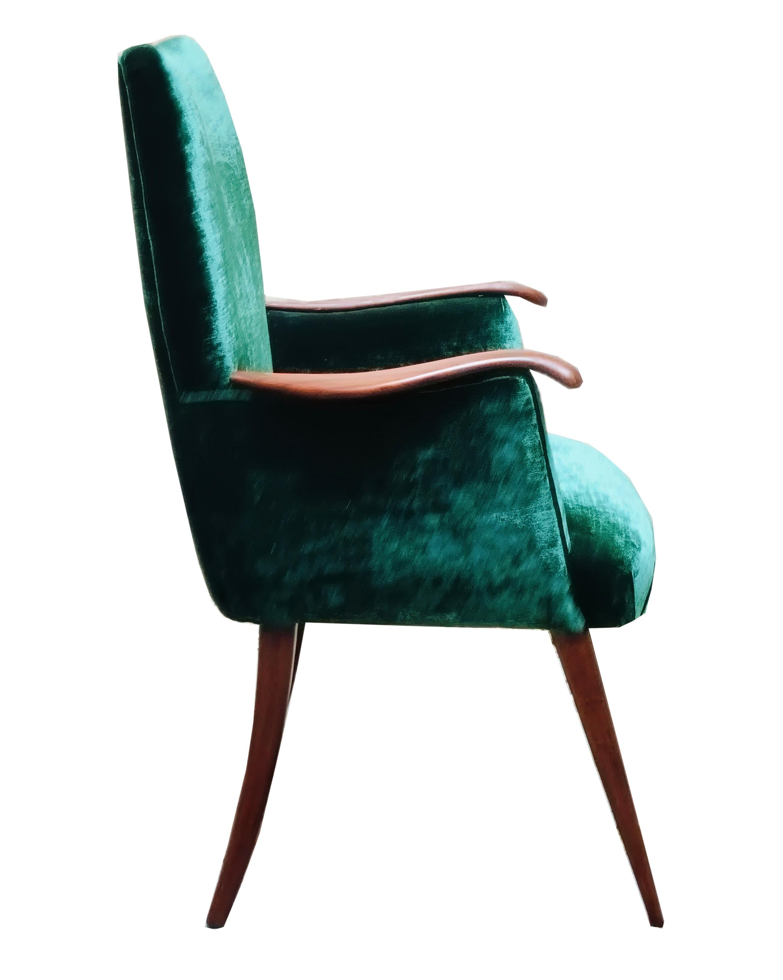 Mid-20th Century Fauteuil élégant en bois de style Osvaldo Borsani et  Tissu vert, Italie 1960 en vente